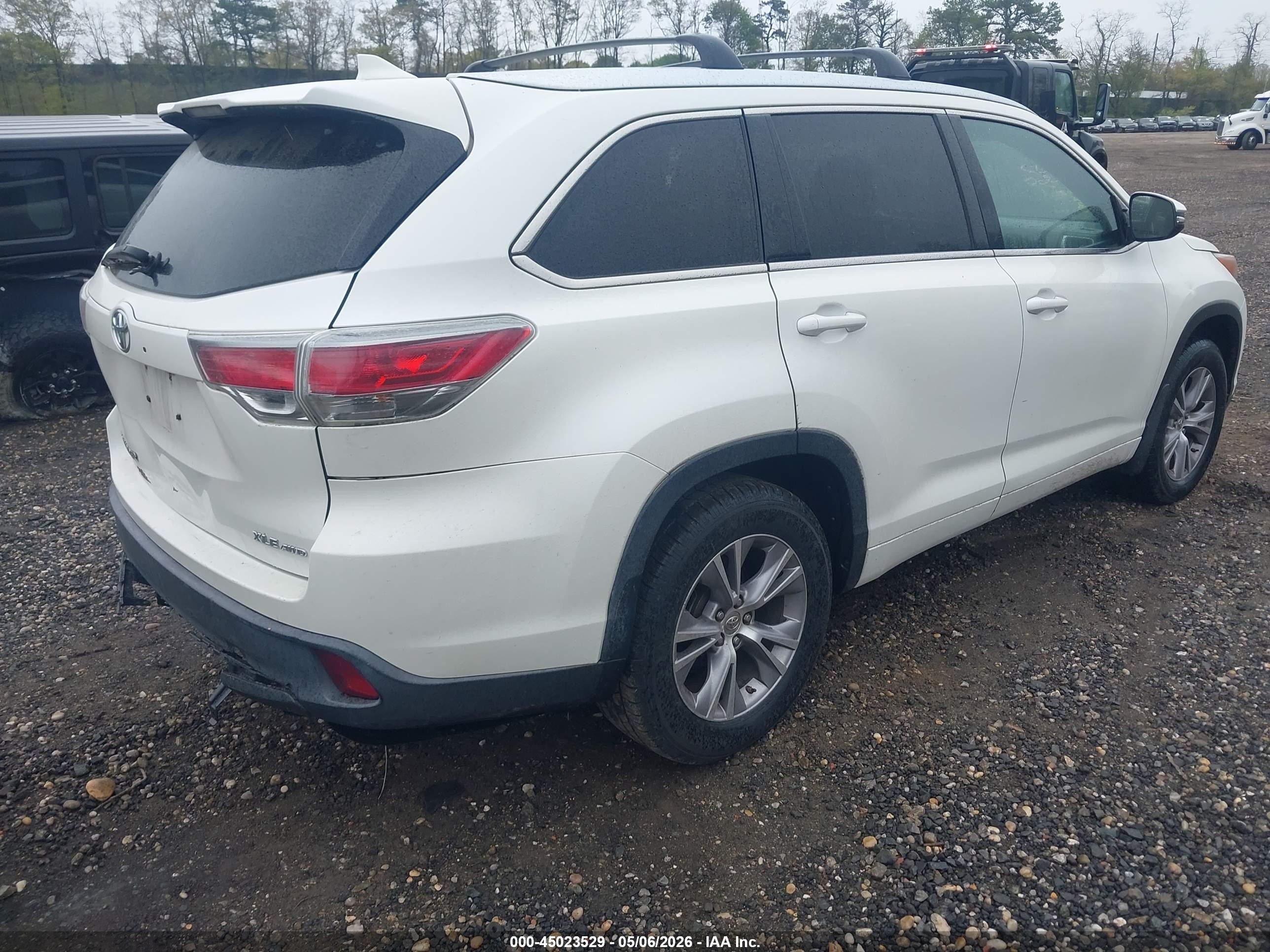 2015 Toyota Highlander Xle V6 White vin: 5TDJKRFHXFS084561