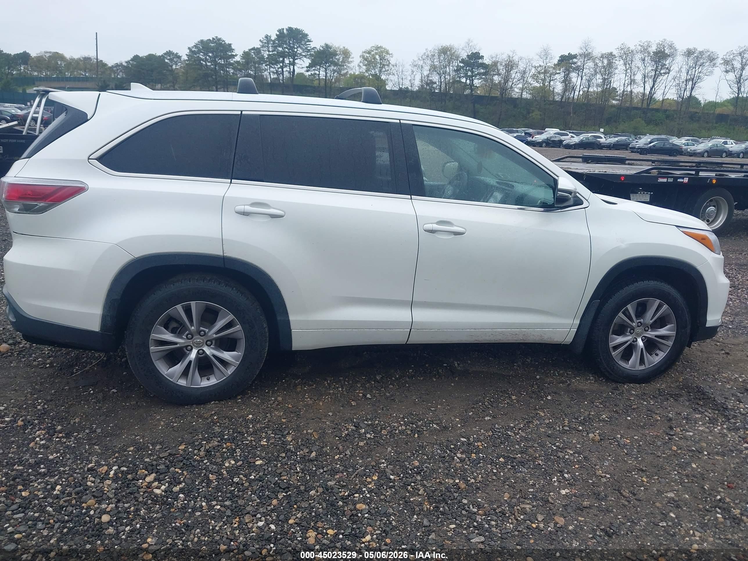 2015 Toyota Highlander Xle V6 White vin: 5TDJKRFHXFS084561