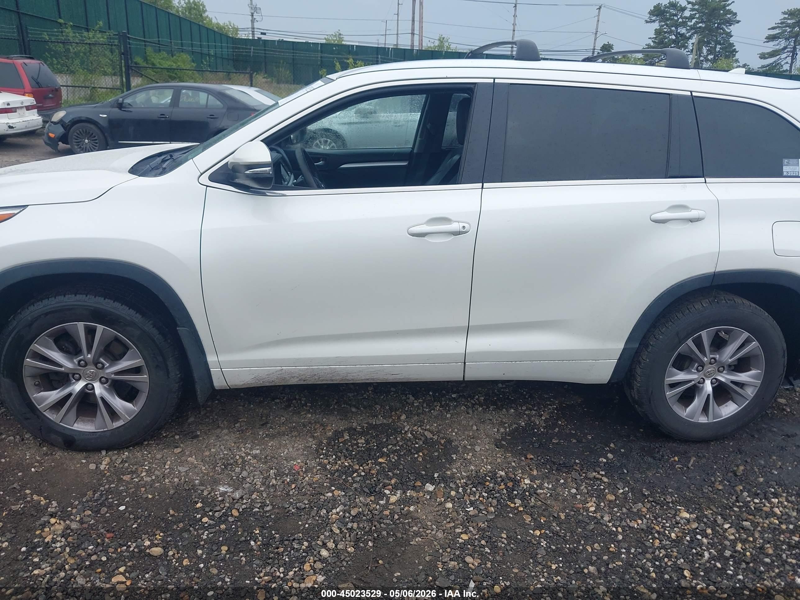 2015 Toyota Highlander Xle V6 White vin: 5TDJKRFHXFS084561