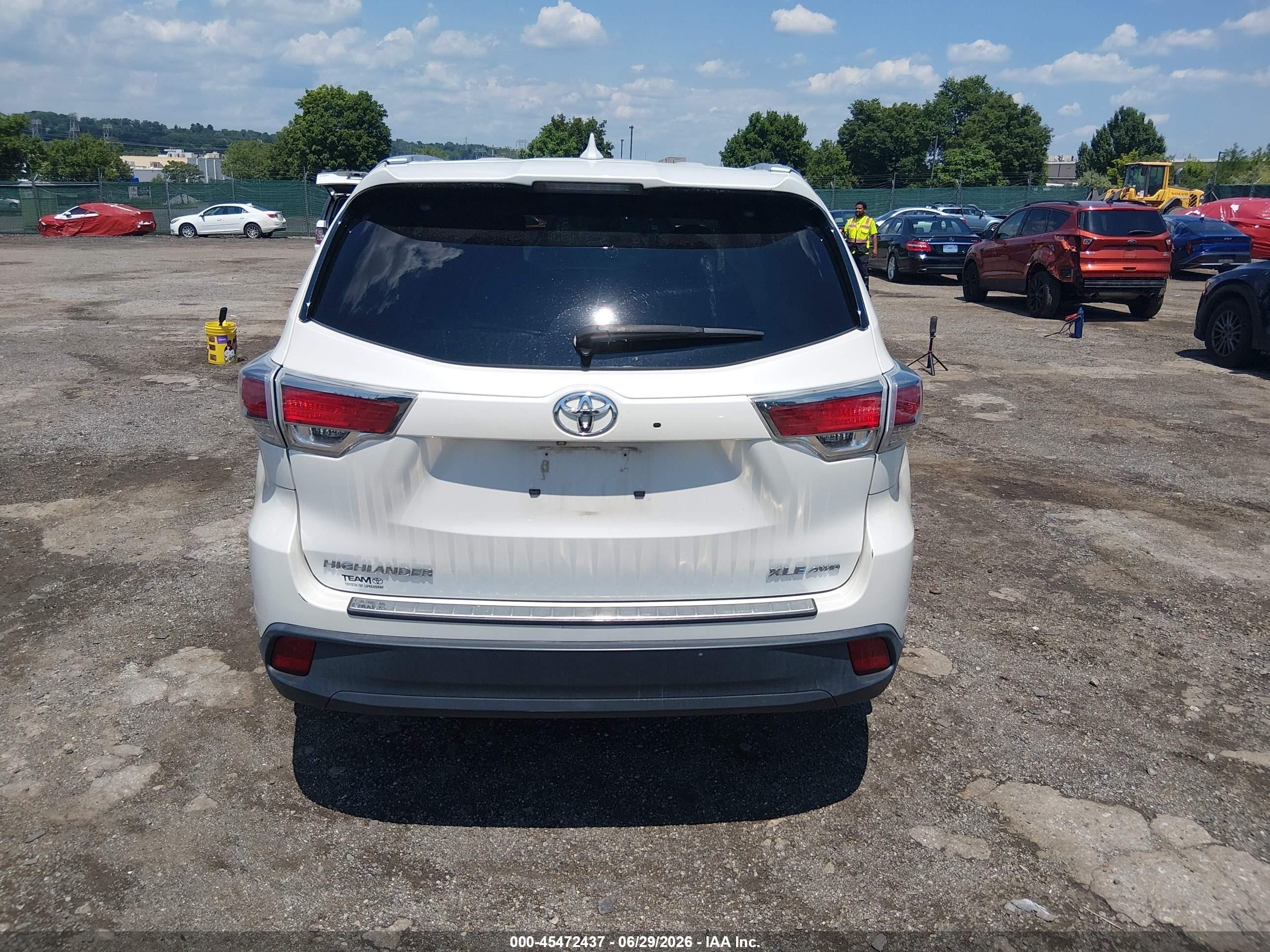 2015 Toyota Highlander Xle V6 White vin: 5TDJKRFHXFS144614