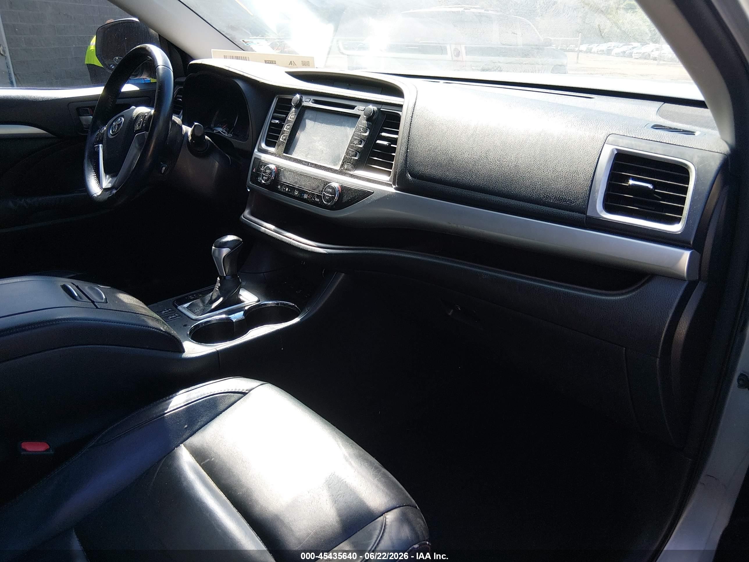 2015 Toyota Highlander Xle V6 Silver vin: 5TDJKRFHXFS158139