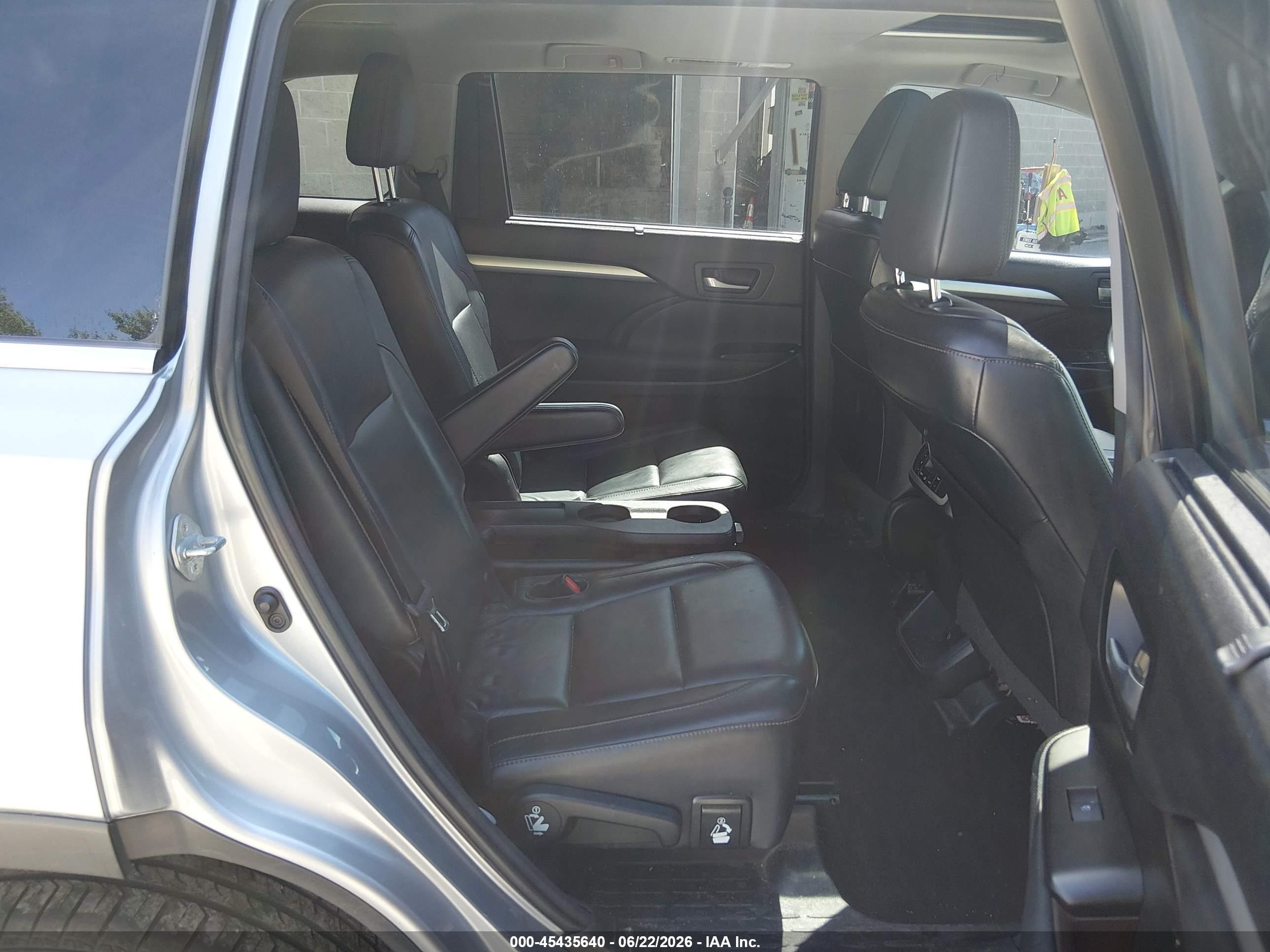 2015 Toyota Highlander Xle V6 Silver vin: 5TDJKRFHXFS158139