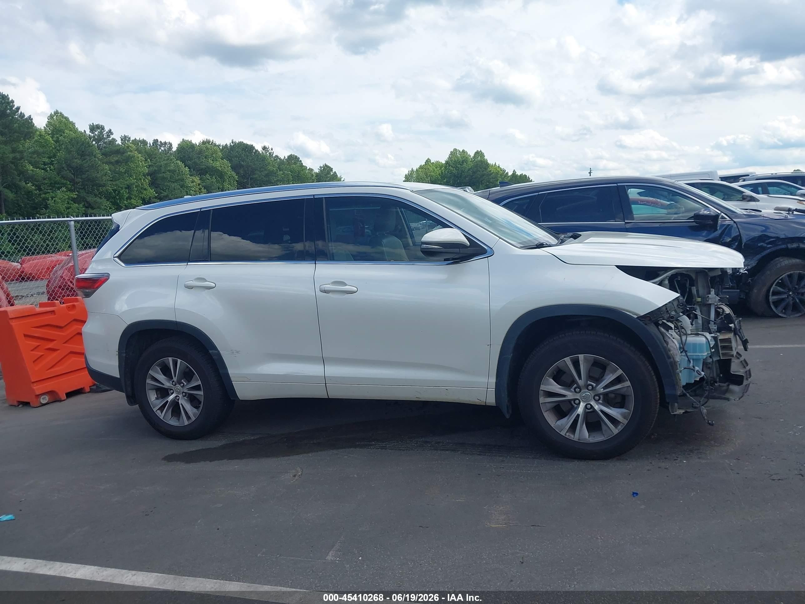 2015 Toyota Highlander Xle V6 White vin: 5TDJKRFHXFS167097