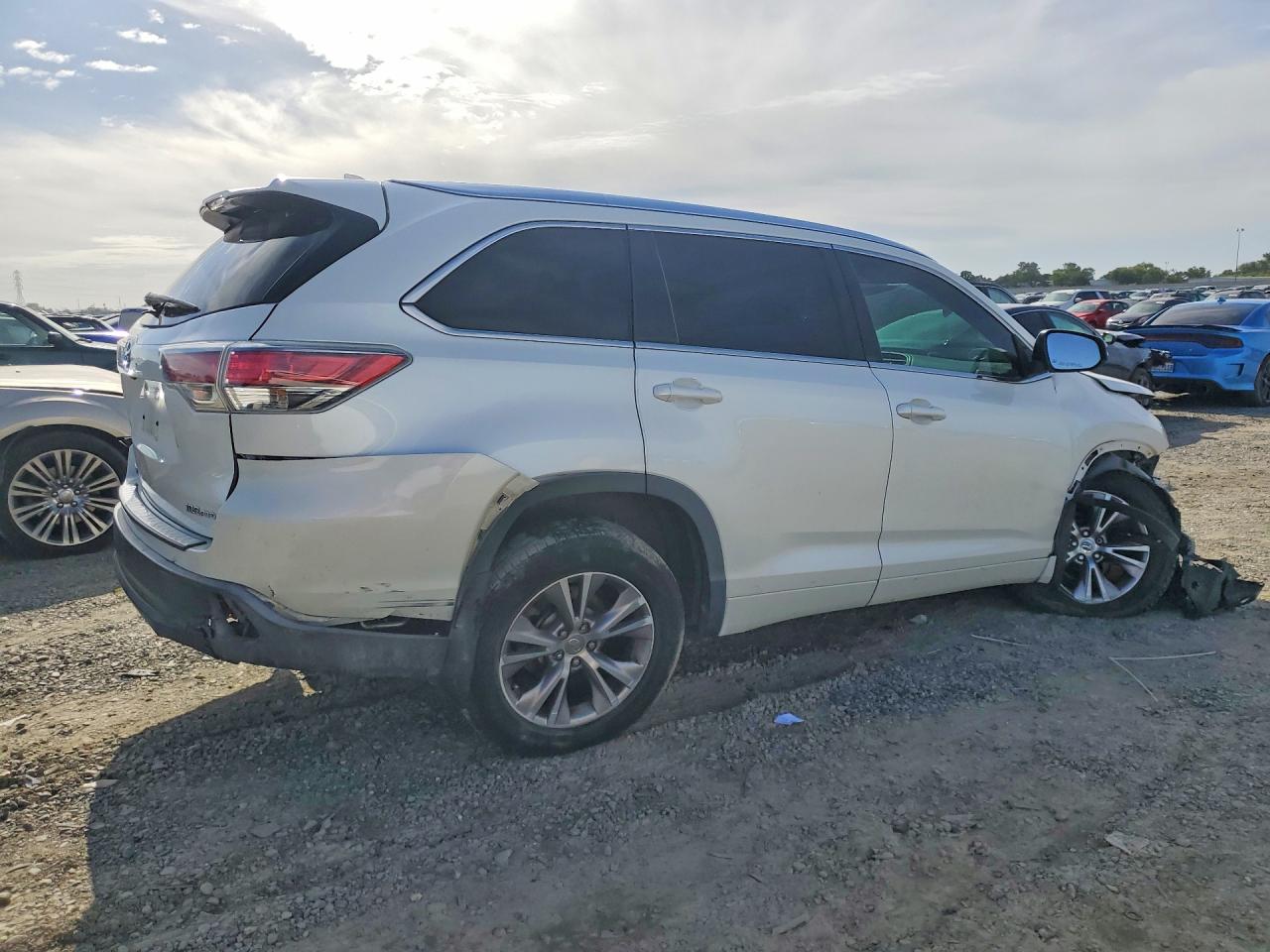 2015 Toyota Highlander Xle White vin: 5TDJKRFHXFS188497