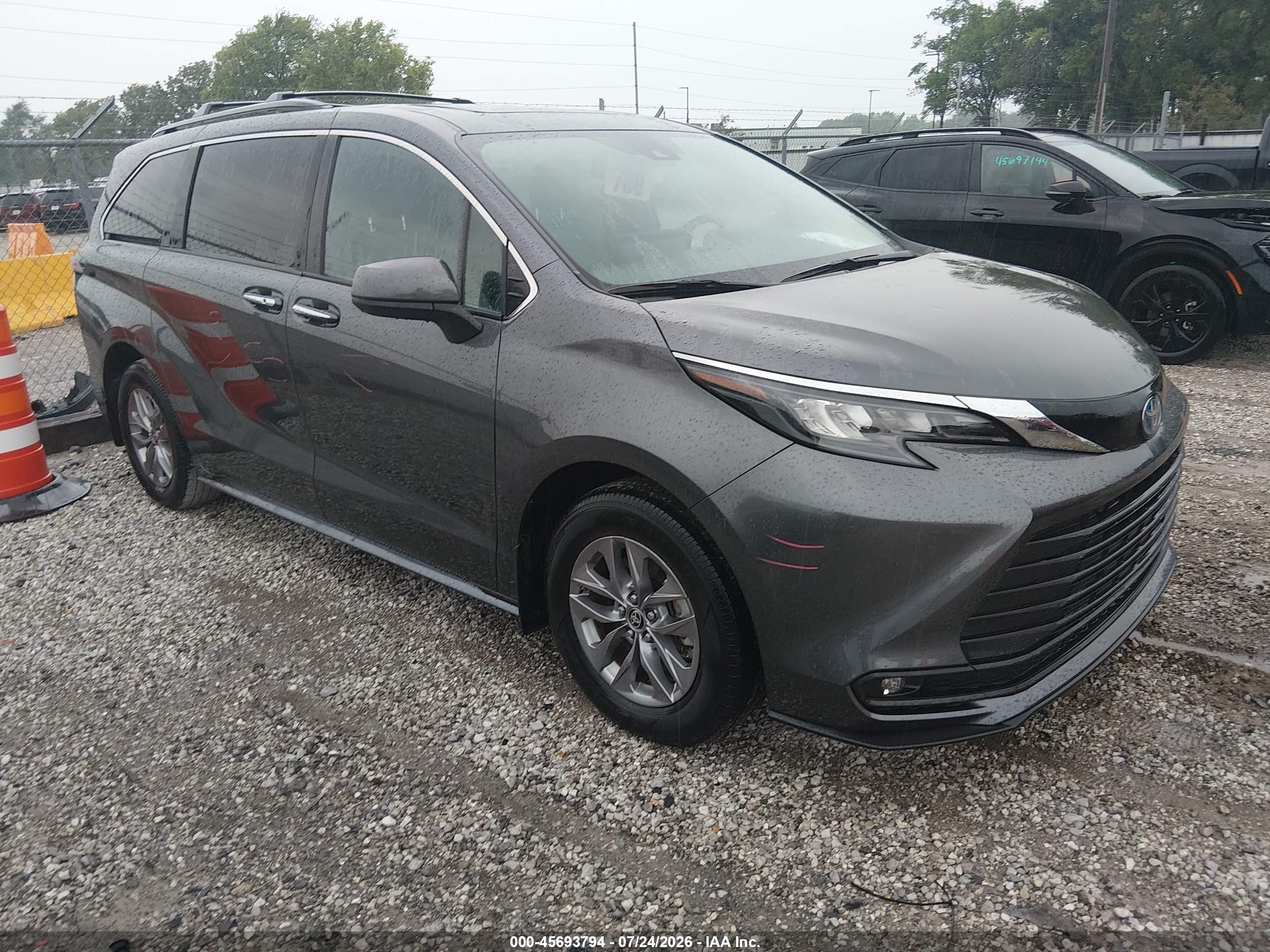 2025 Toyota Sienna Xle Black vin: 5TDJRKEC2SS248100