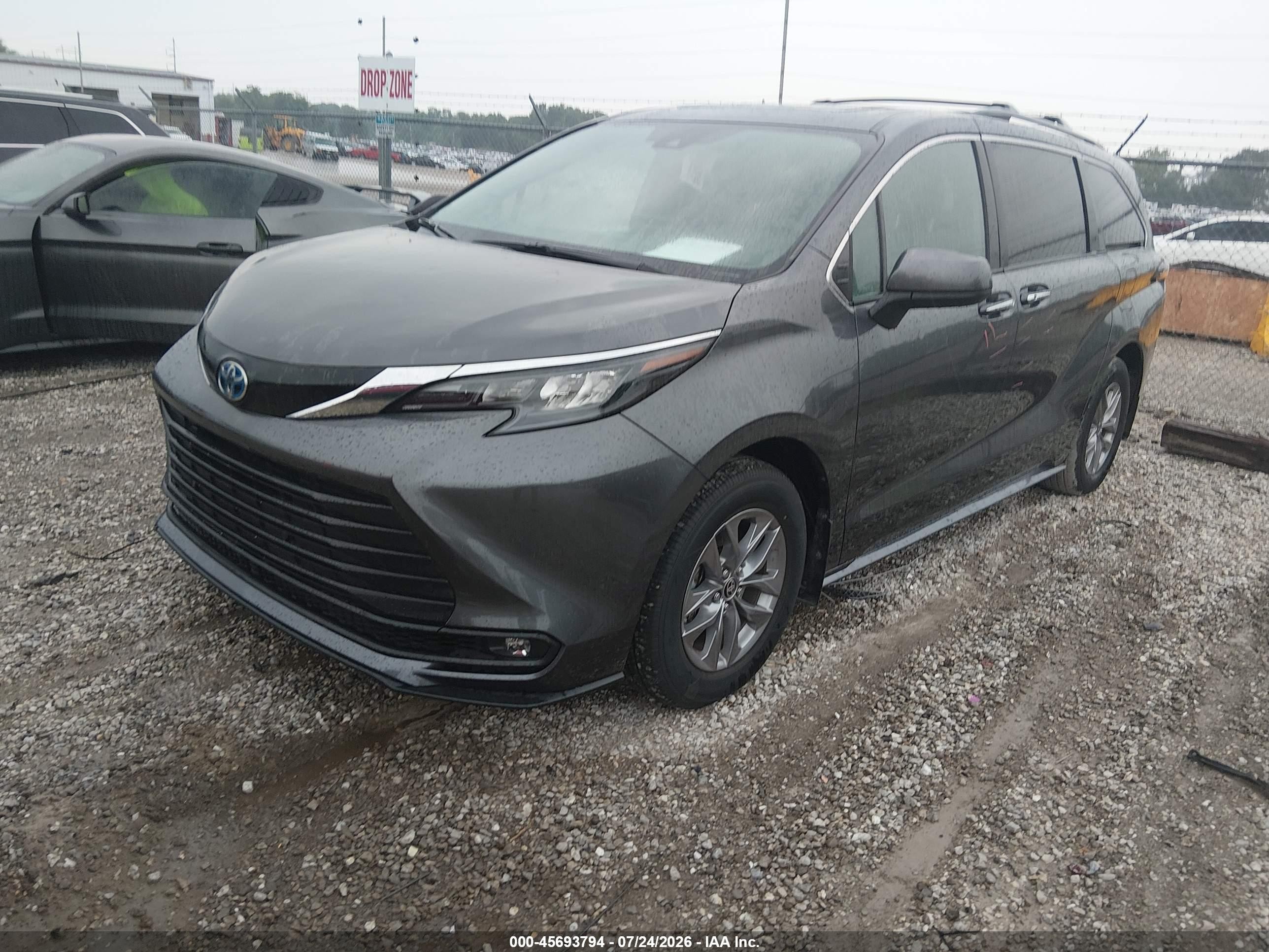 2025 Toyota Sienna Xle Black vin: 5TDJRKEC2SS248100
