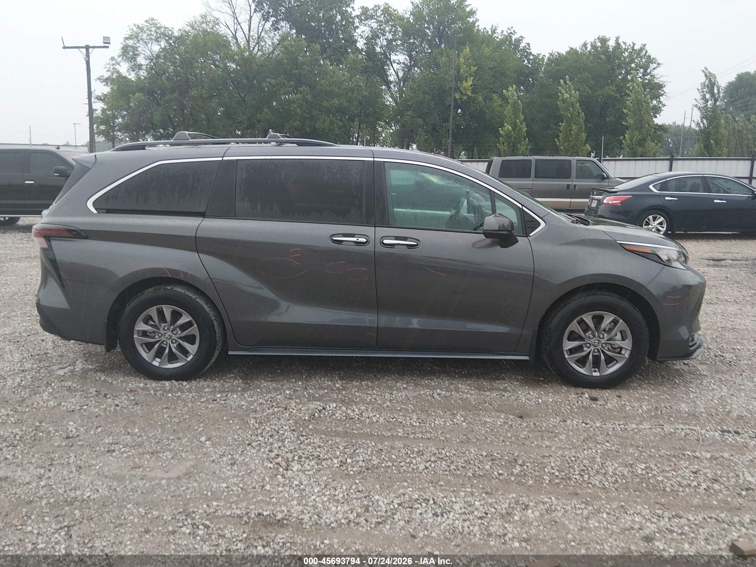 2025 Toyota Sienna Xle Black vin: 5TDJRKEC2SS248100