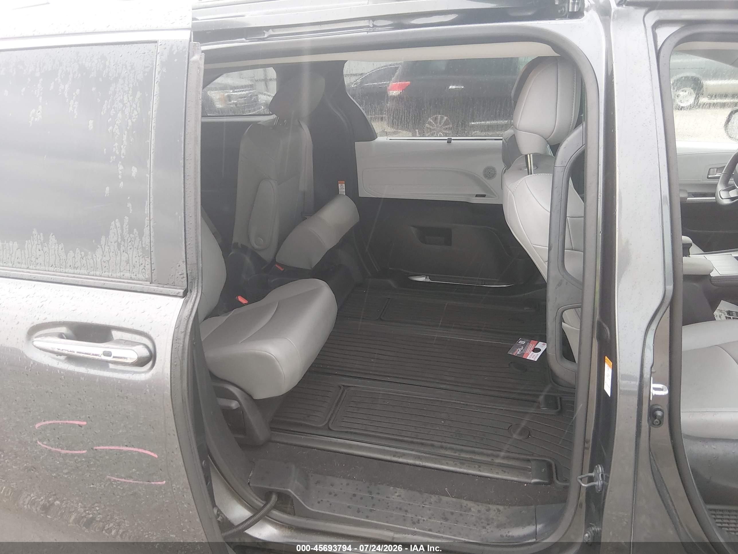 2025 Toyota Sienna Xle Black vin: 5TDJRKEC2SS248100