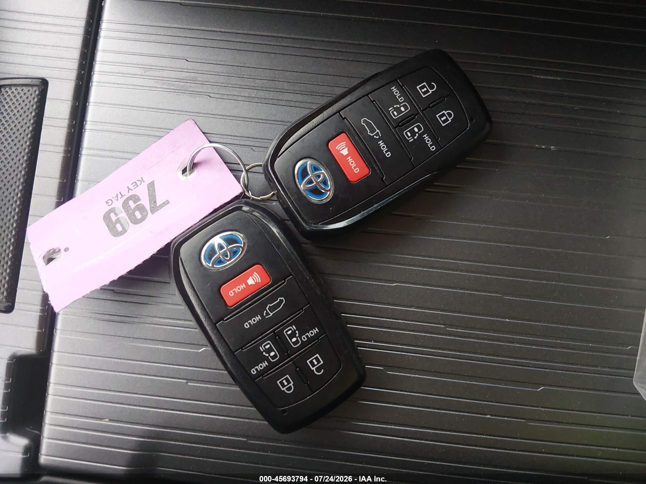 2025 Toyota Sienna Xle Black vin: 5TDJRKEC2SS248100