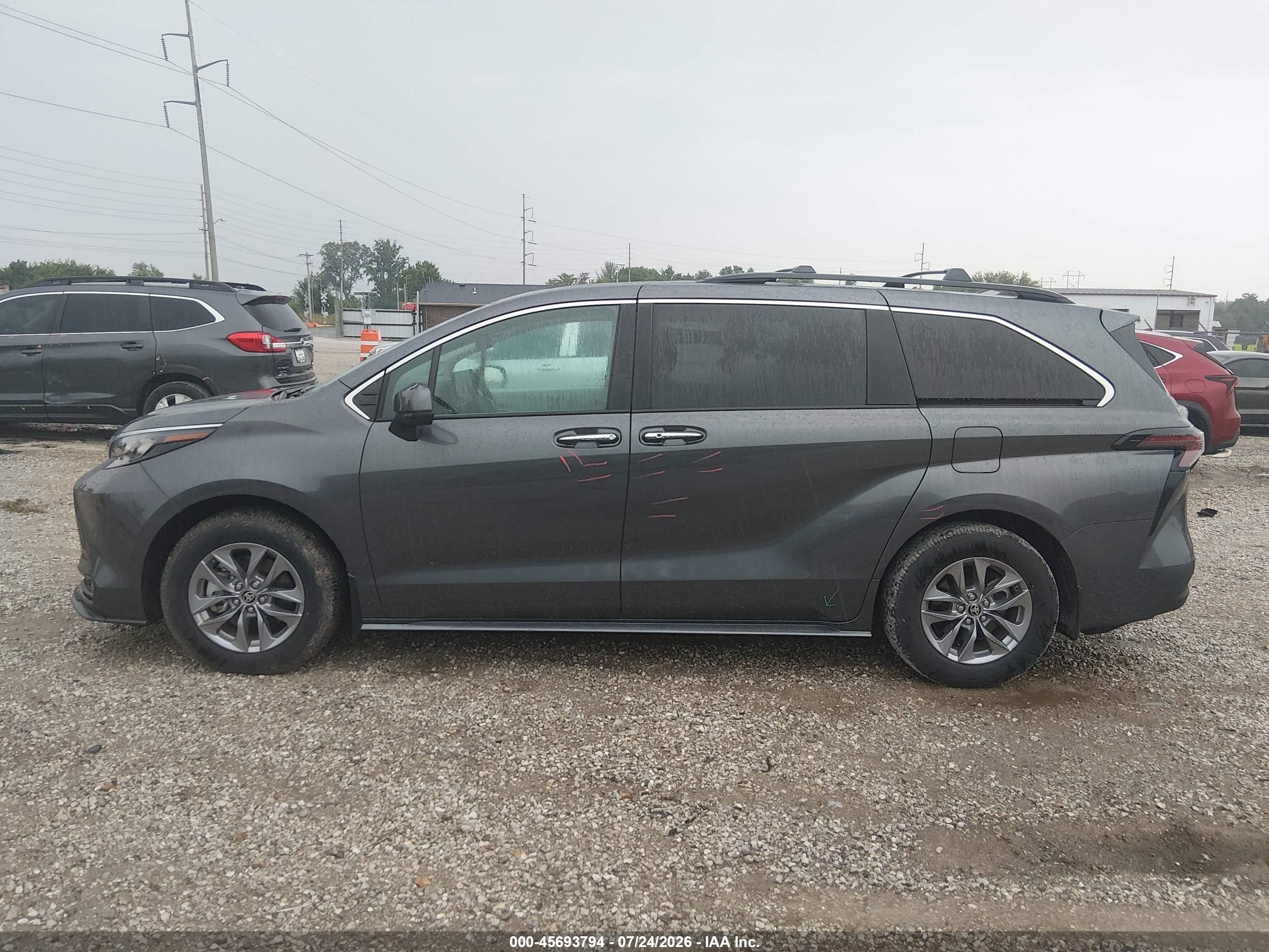 2025 Toyota Sienna Xle Black vin: 5TDJRKEC2SS248100