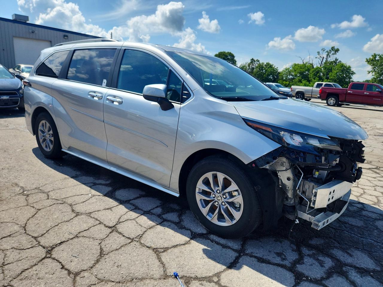 2025 Toyota Sienna Xle 8-passenger Silver vin: 5TDJRKEC3SS246632