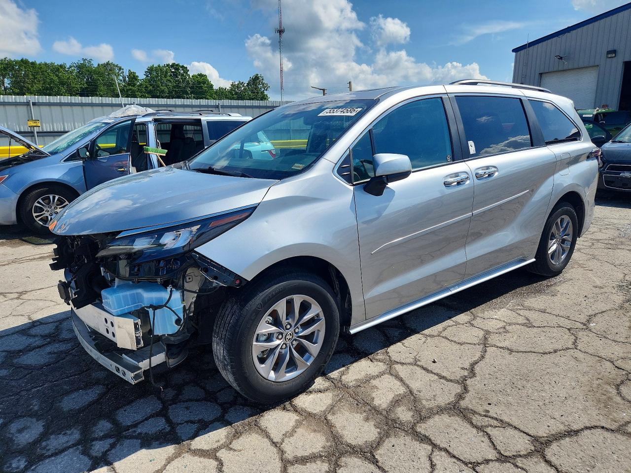 2025 Toyota Sienna Xle 8-passenger Silver vin: 5TDJRKEC3SS246632
