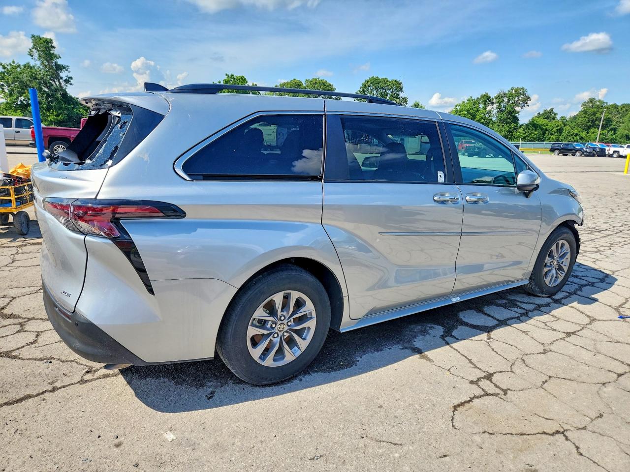 2025 Toyota Sienna Xle 8-passenger Silver vin: 5TDJRKEC3SS246632