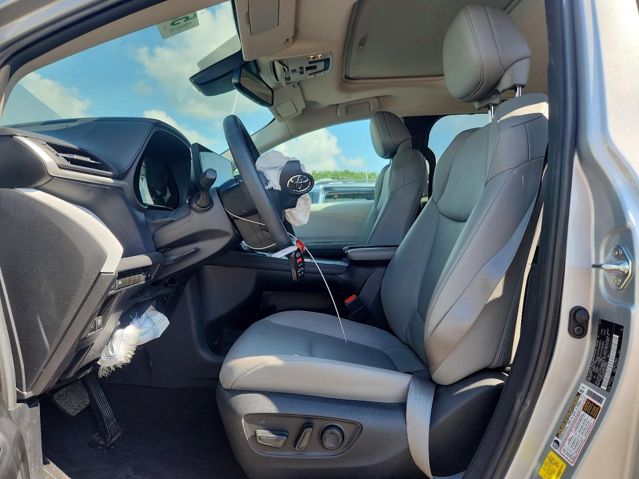 2025 Toyota Sienna Xle 8-passenger Silver vin: 5TDJRKEC3SS246632