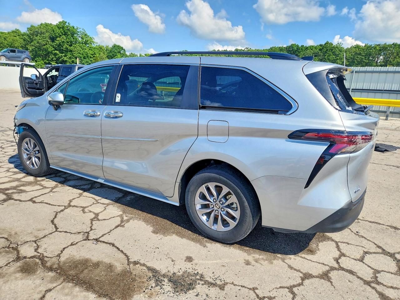 2025 Toyota Sienna Xle 8-passenger Silver vin: 5TDJRKEC3SS246632