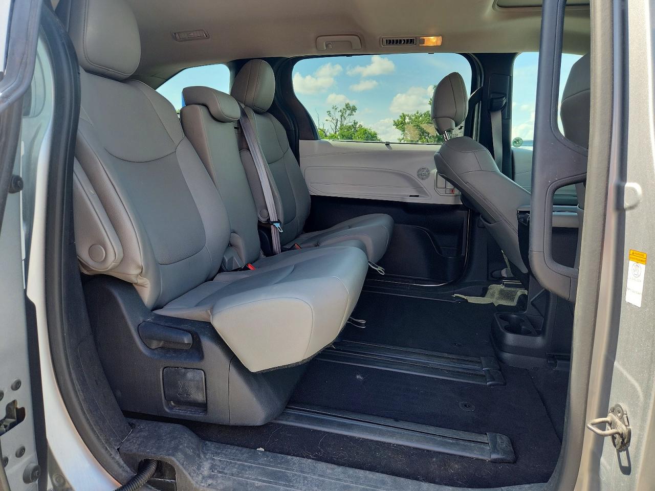 2025 Toyota Sienna Xle 8-passenger Silver vin: 5TDJRKEC3SS246632