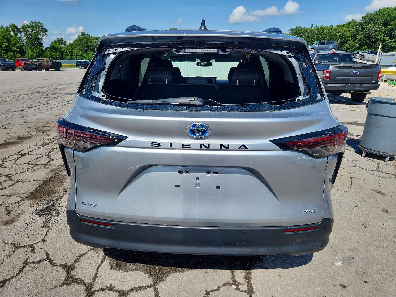 2025 Toyota Sienna Xle 8-passenger Silver vin: 5TDJRKEC3SS246632