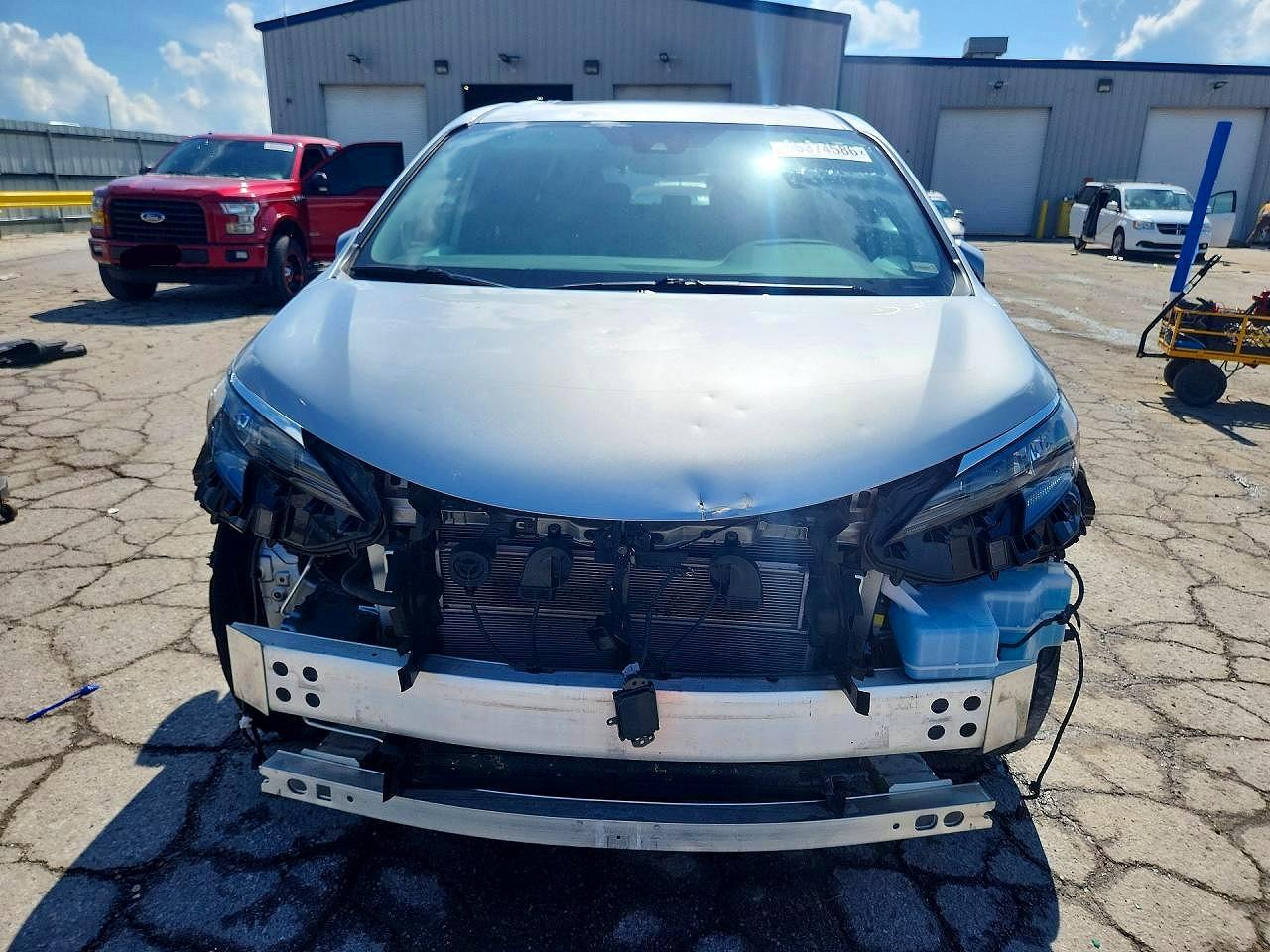 2025 Toyota Sienna Xle 8-passenger Silver vin: 5TDJRKEC3SS246632