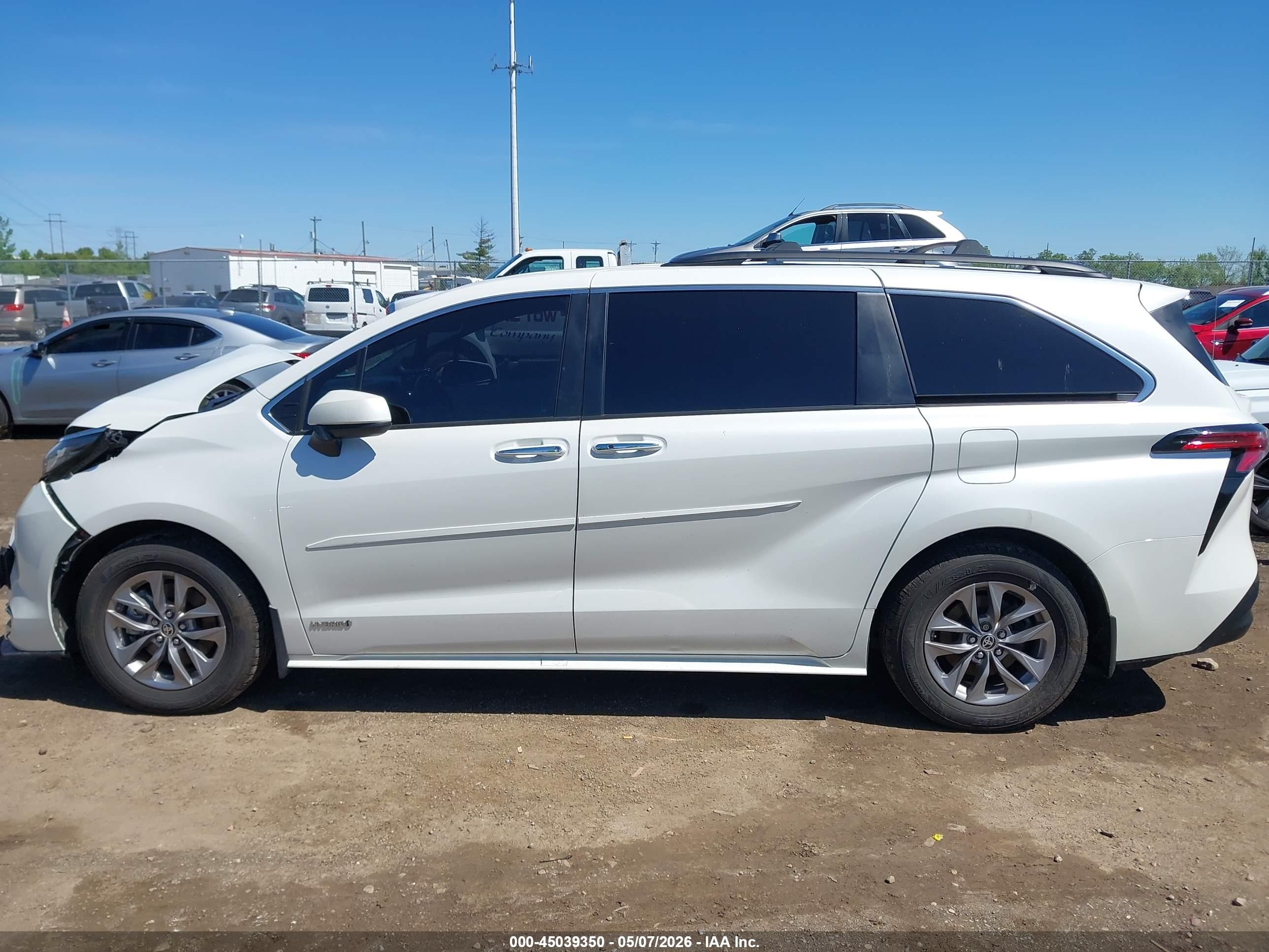 2021 Toyota Sienna Xle White vin: 5TDJRKEC7MS055900