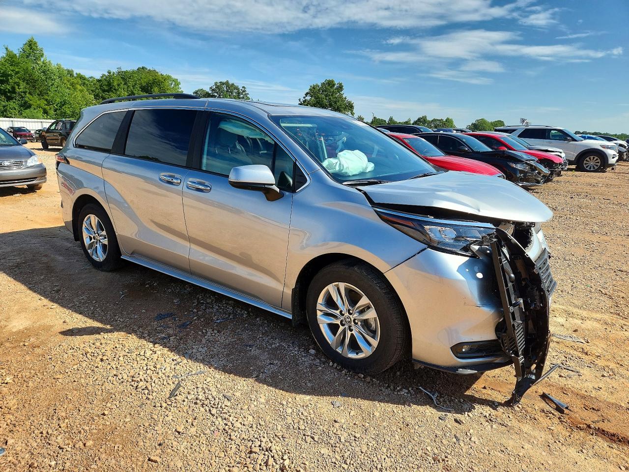 2025 Toyota Sienna Xle 7-passenger Silver vin: 5TDJSKFC4SS160295