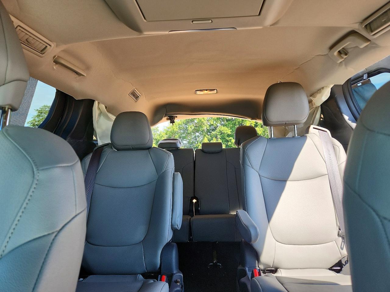2025 Toyota Sienna Xle 7-passenger Silver vin: 5TDJSKFC4SS160295