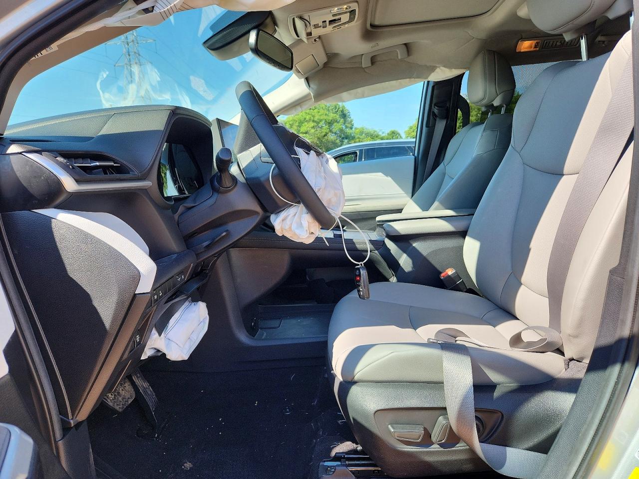 2025 Toyota Sienna Xle 7-passenger Silver vin: 5TDJSKFC4SS160295