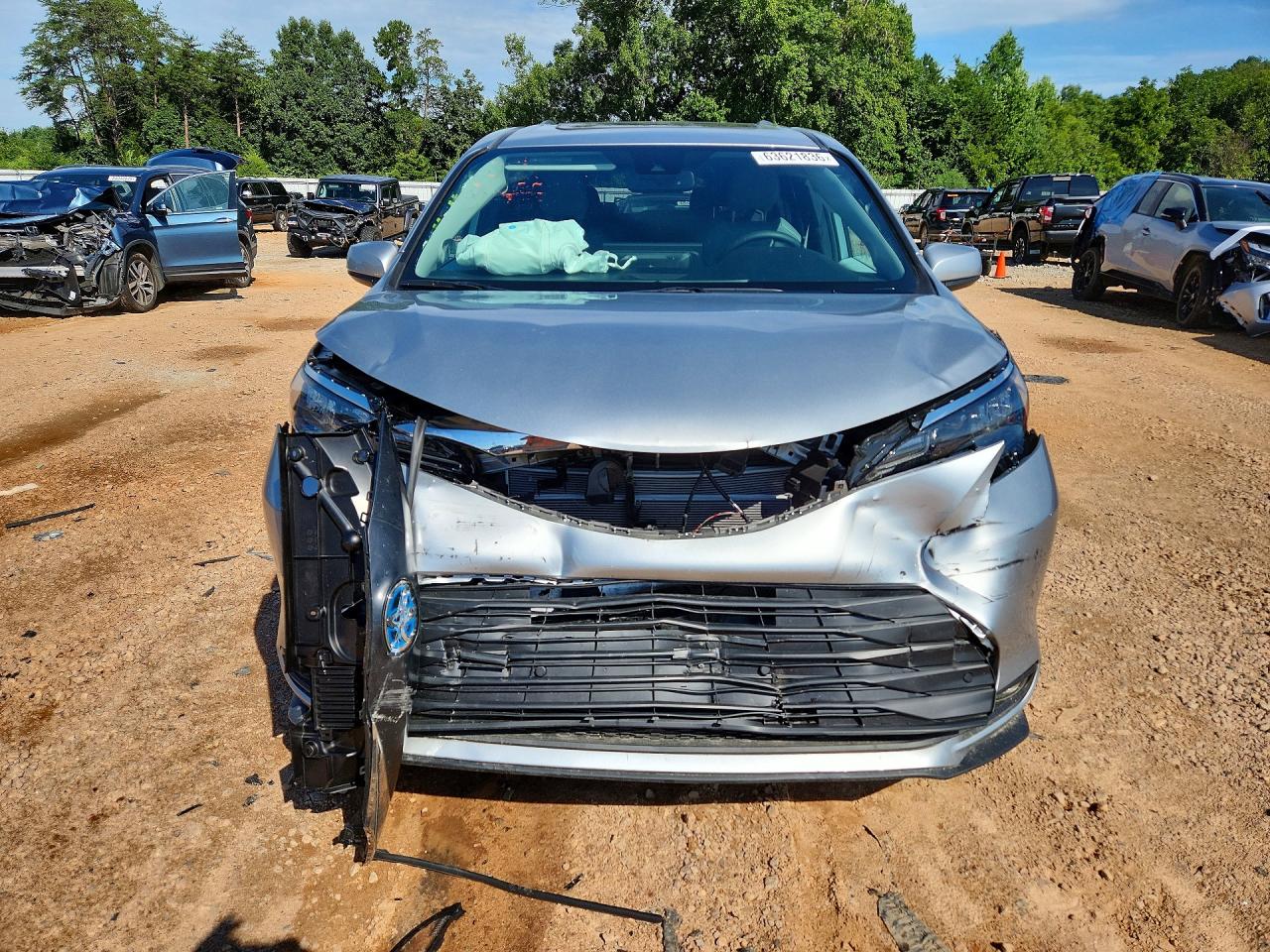 2025 Toyota Sienna Xle 7-passenger Silver vin: 5TDJSKFC4SS160295