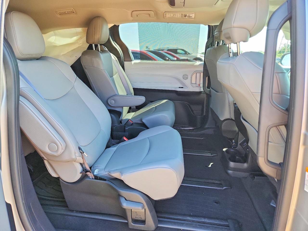 2025 Toyota Sienna Xle 7-passenger Silver vin: 5TDJSKFC4SS160295