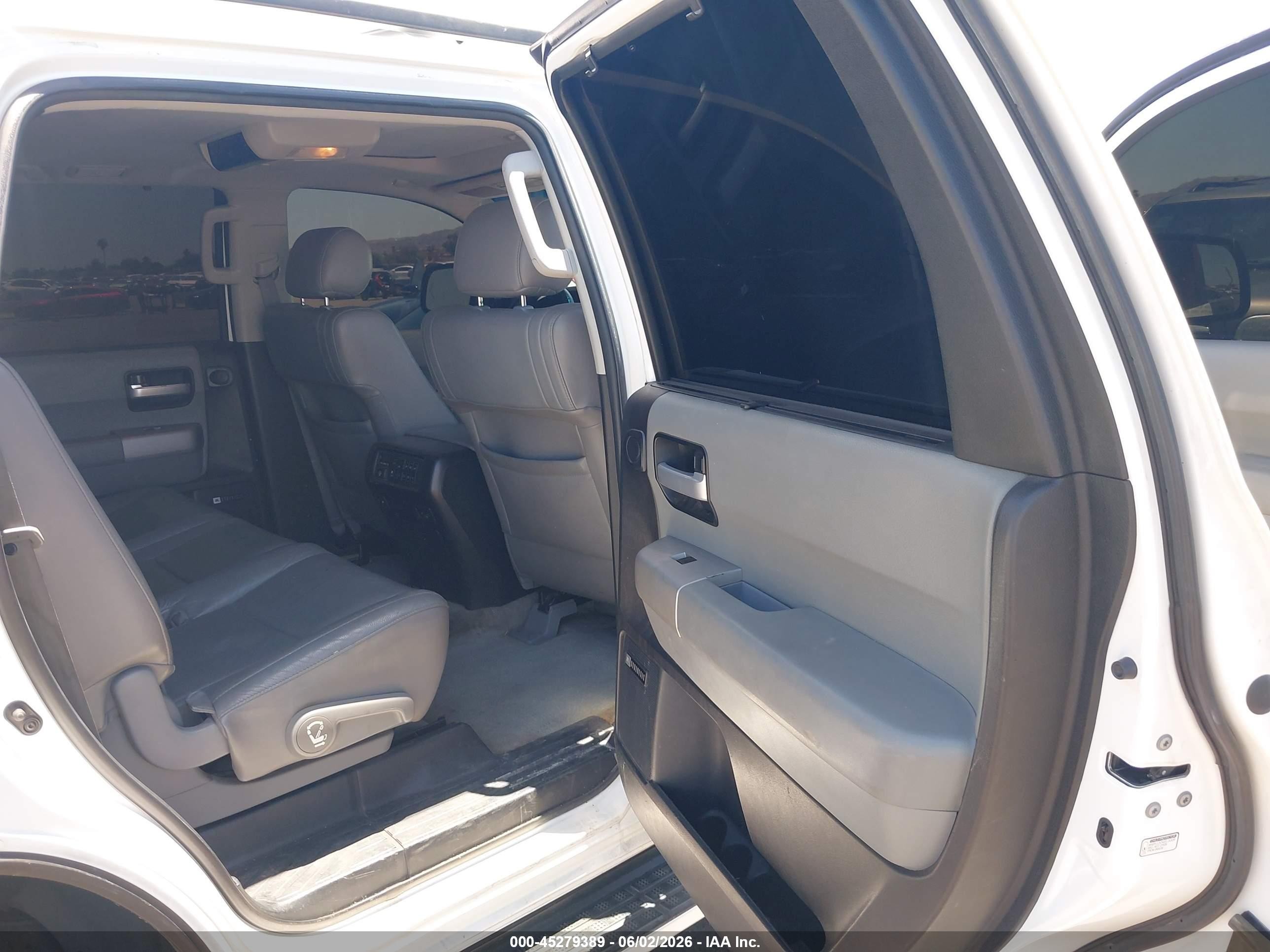 2010 Toyota Sequoia Limited 5.7l V8 White vin: 5TDJY5G13AS039222