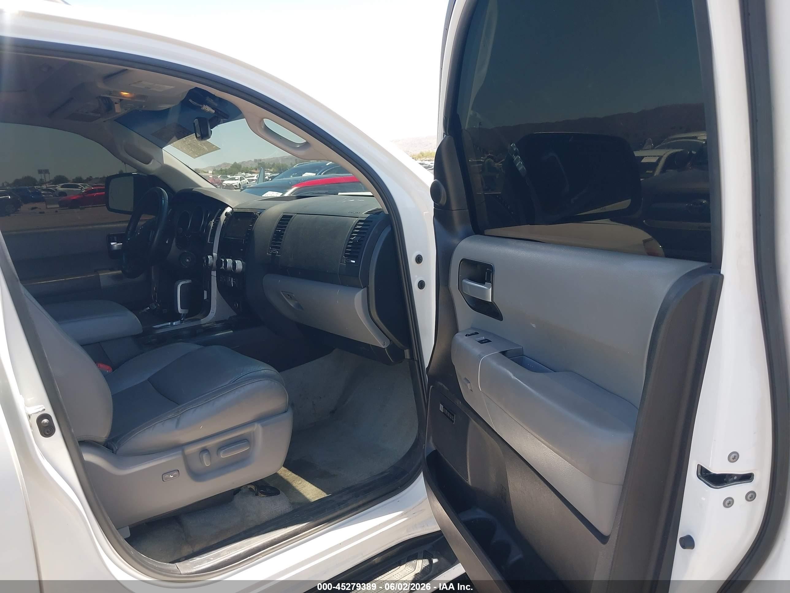 2010 Toyota Sequoia Limited 5.7l V8 White vin: 5TDJY5G13AS039222