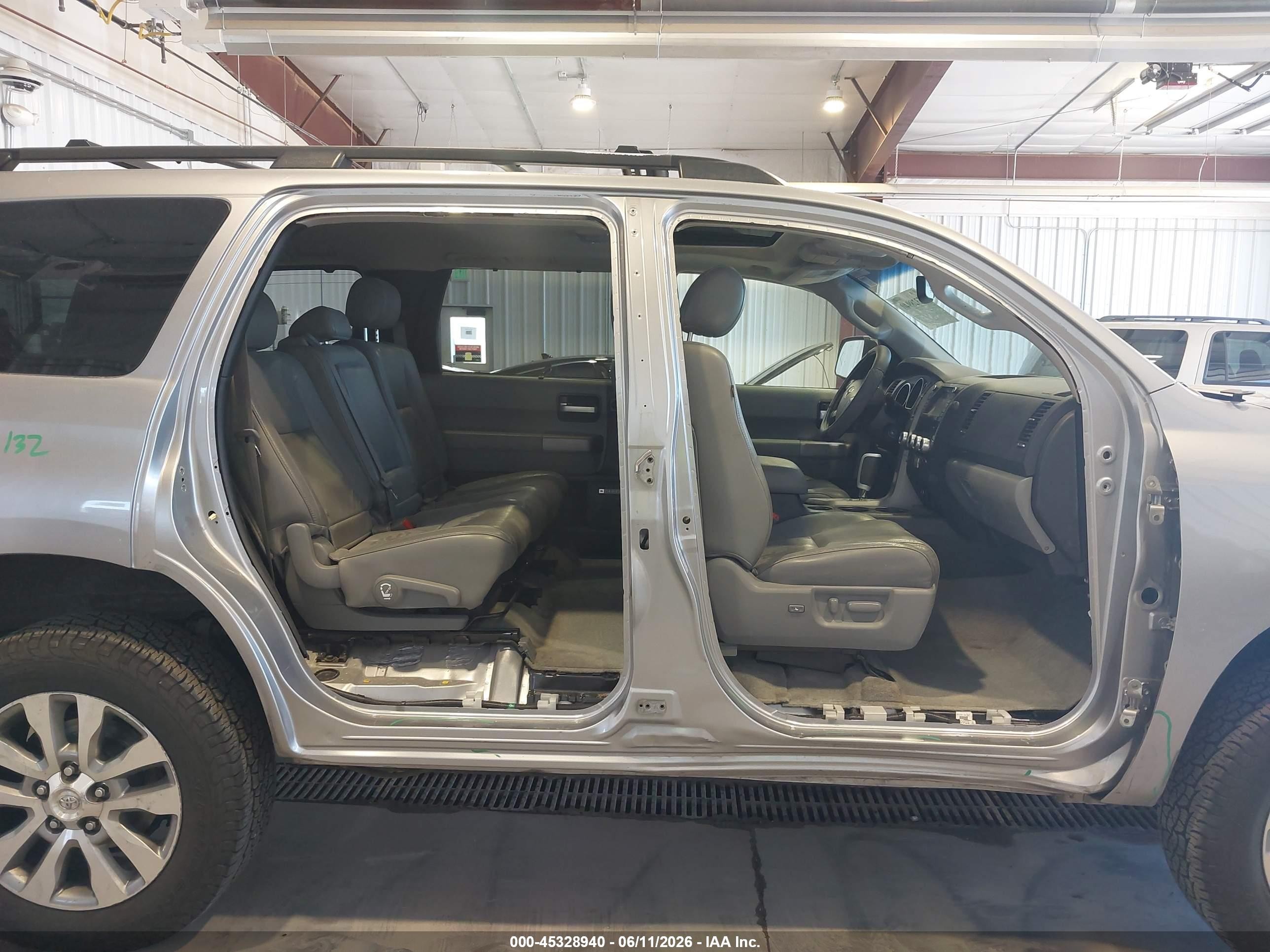 2010 Toyota Sequoia Limited 5.7l V8 Silver vin: 5TDJY5G15AS034801
