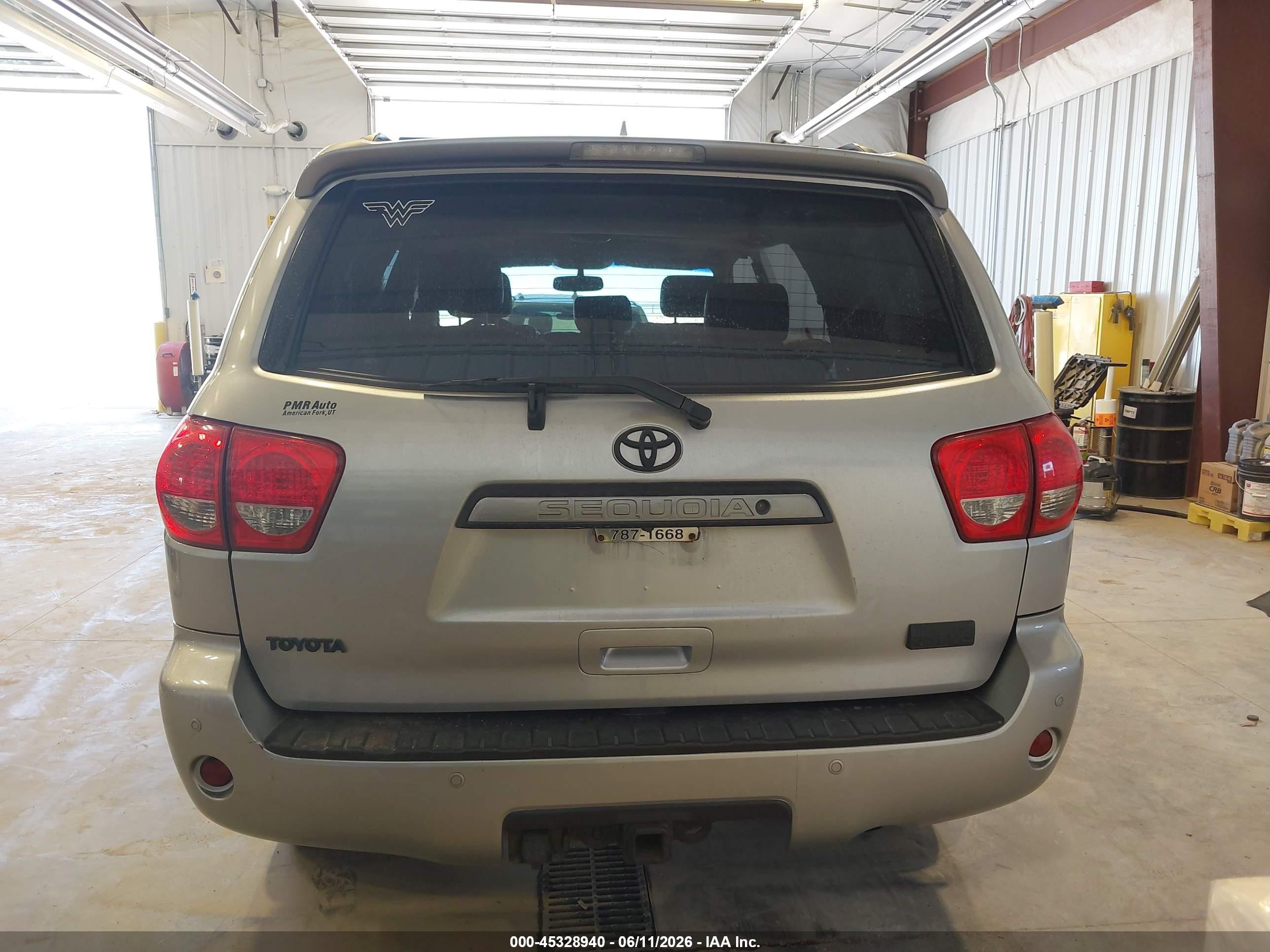 2010 Toyota Sequoia Limited 5.7l V8 Silver vin: 5TDJY5G15AS034801