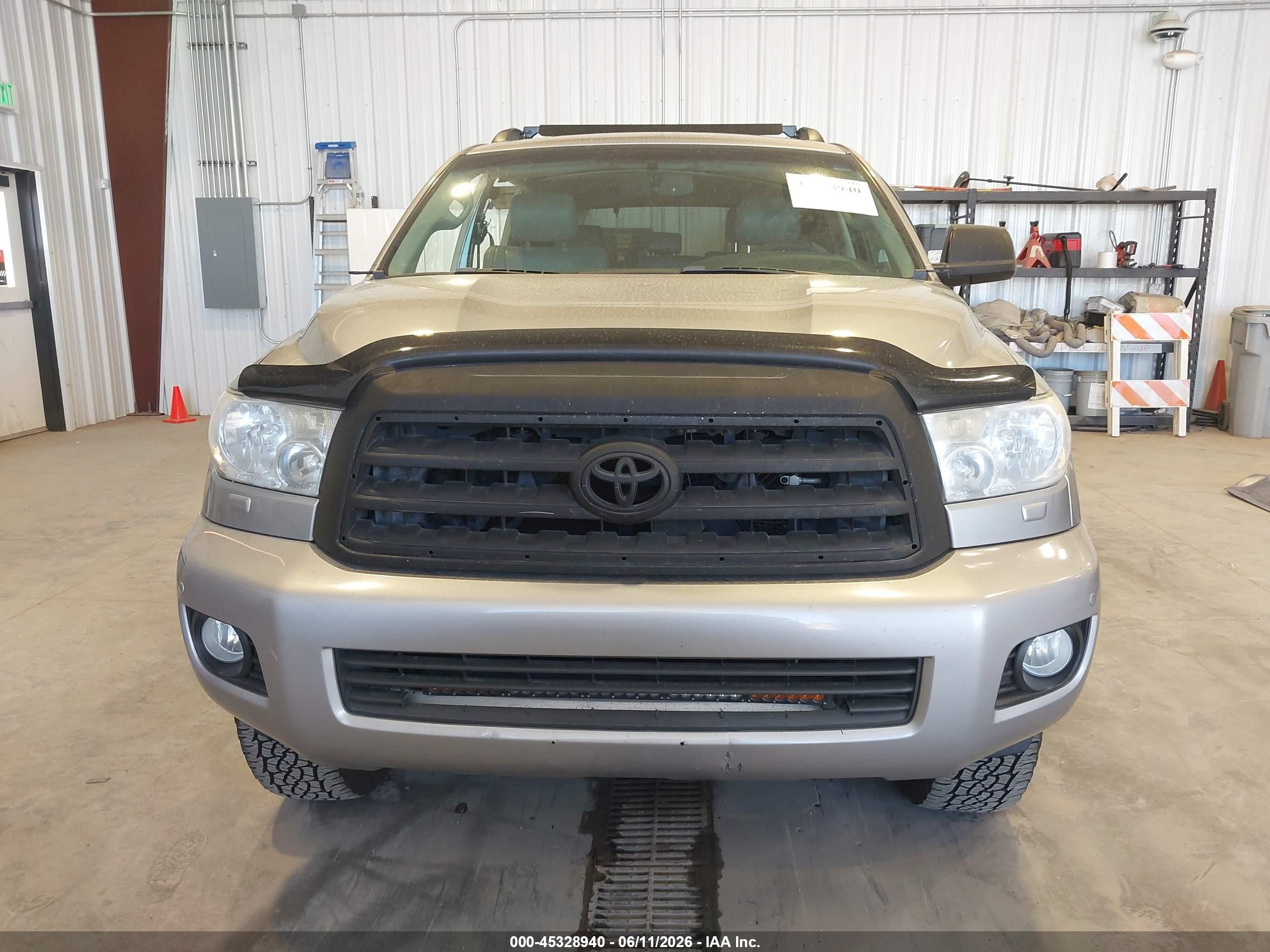 2010 Toyota Sequoia Limited 5.7l V8 Silver vin: 5TDJY5G15AS034801