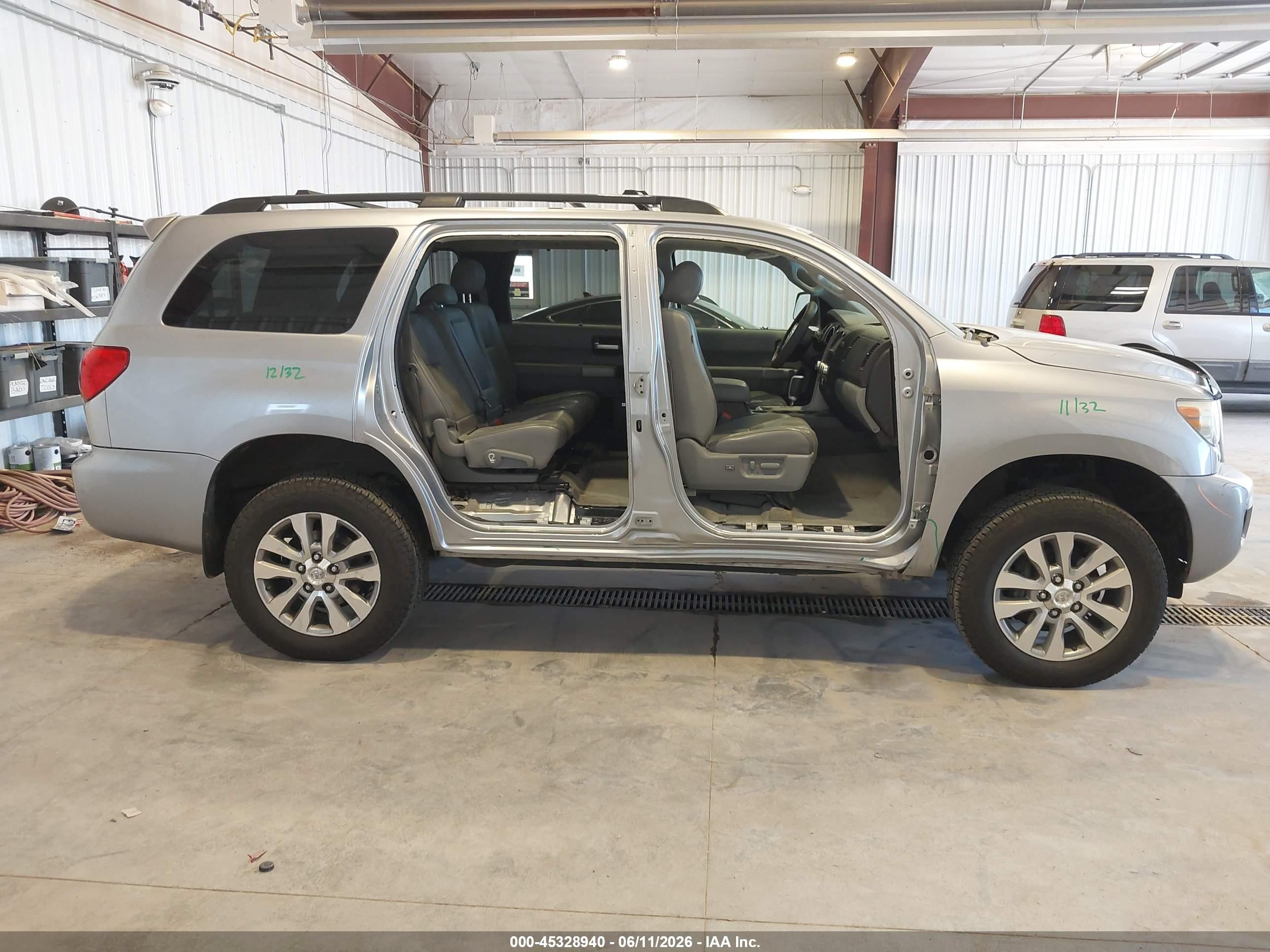 2010 Toyota Sequoia Limited 5.7l V8 Silver vin: 5TDJY5G15AS034801