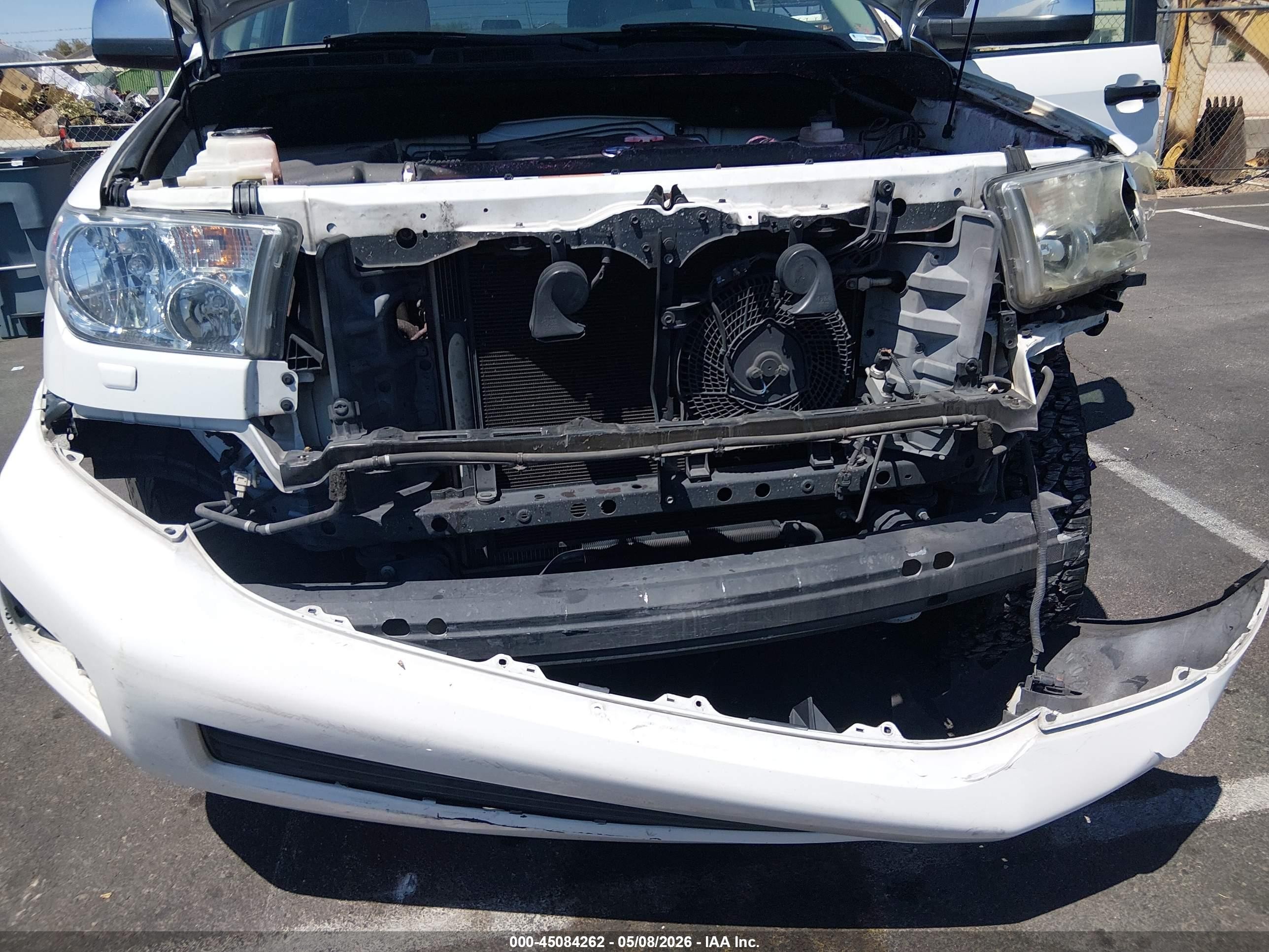 2011 Toyota Sequoia Limited 5.7l V8 White vin: 5TDJY5G15BS046982