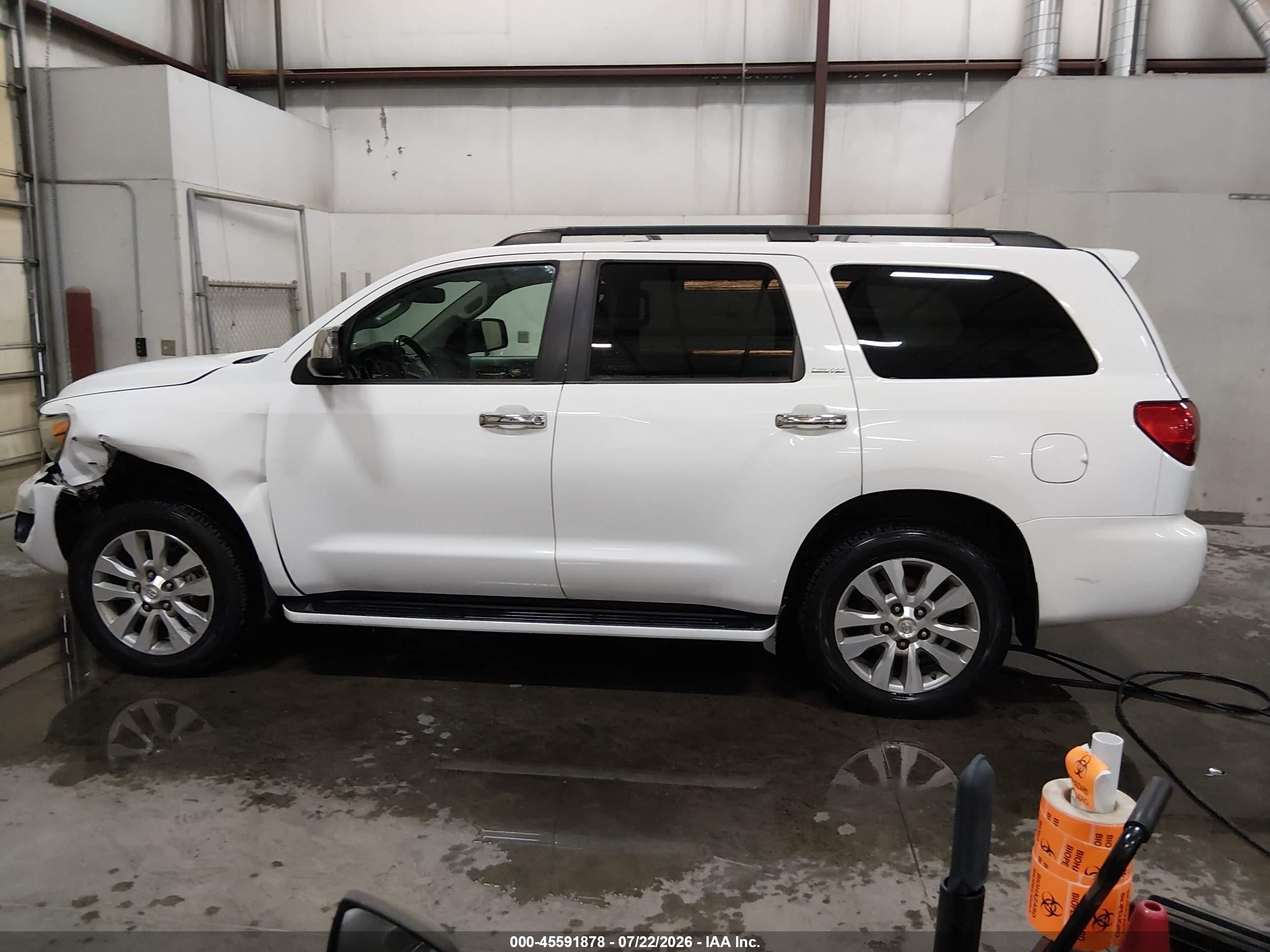 2012 Toyota Sequoia Limited 5.7l V8 White vin: 5TDJY5G15CS065727