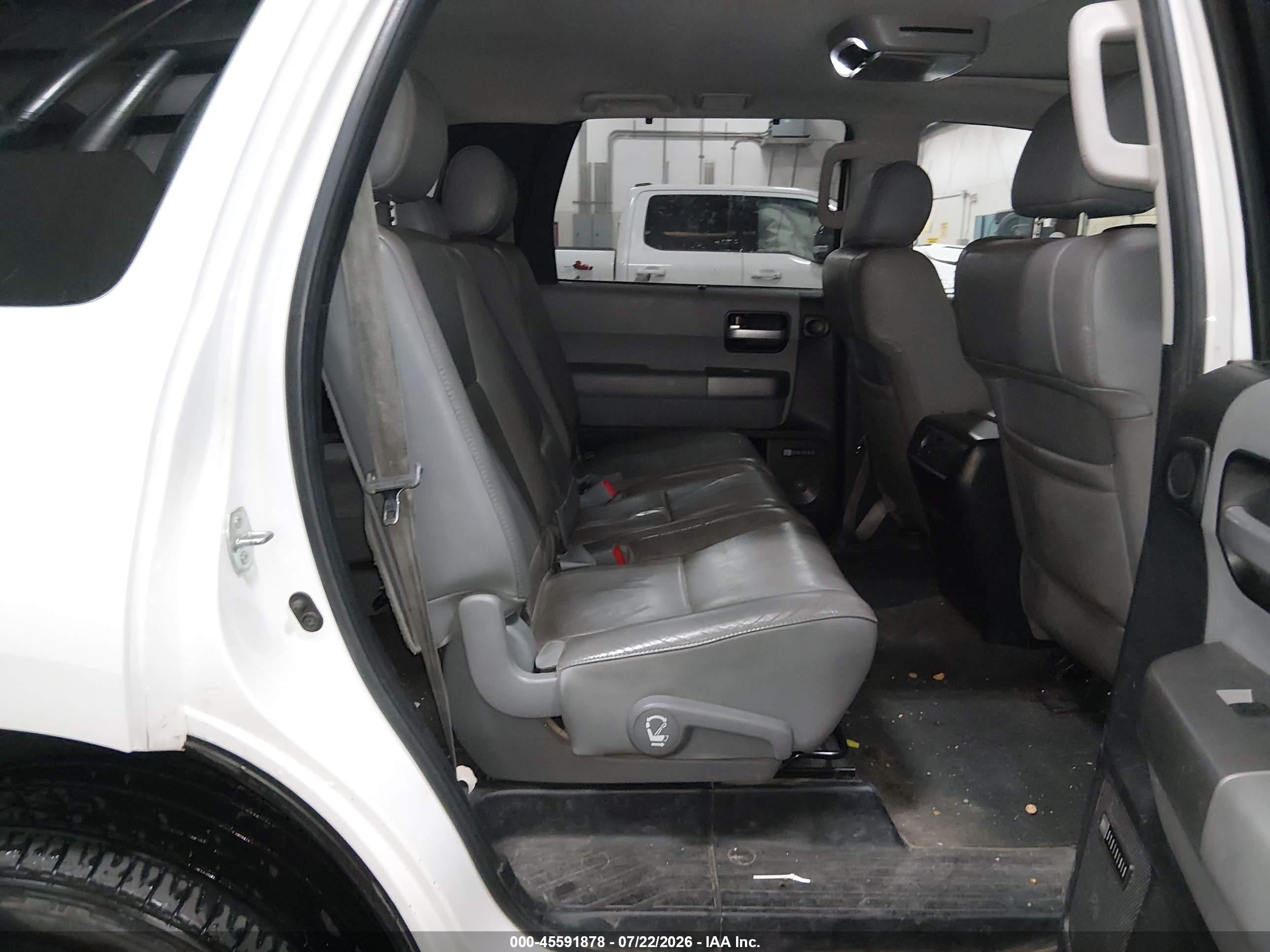2012 Toyota Sequoia Limited 5.7l V8 White vin: 5TDJY5G15CS065727