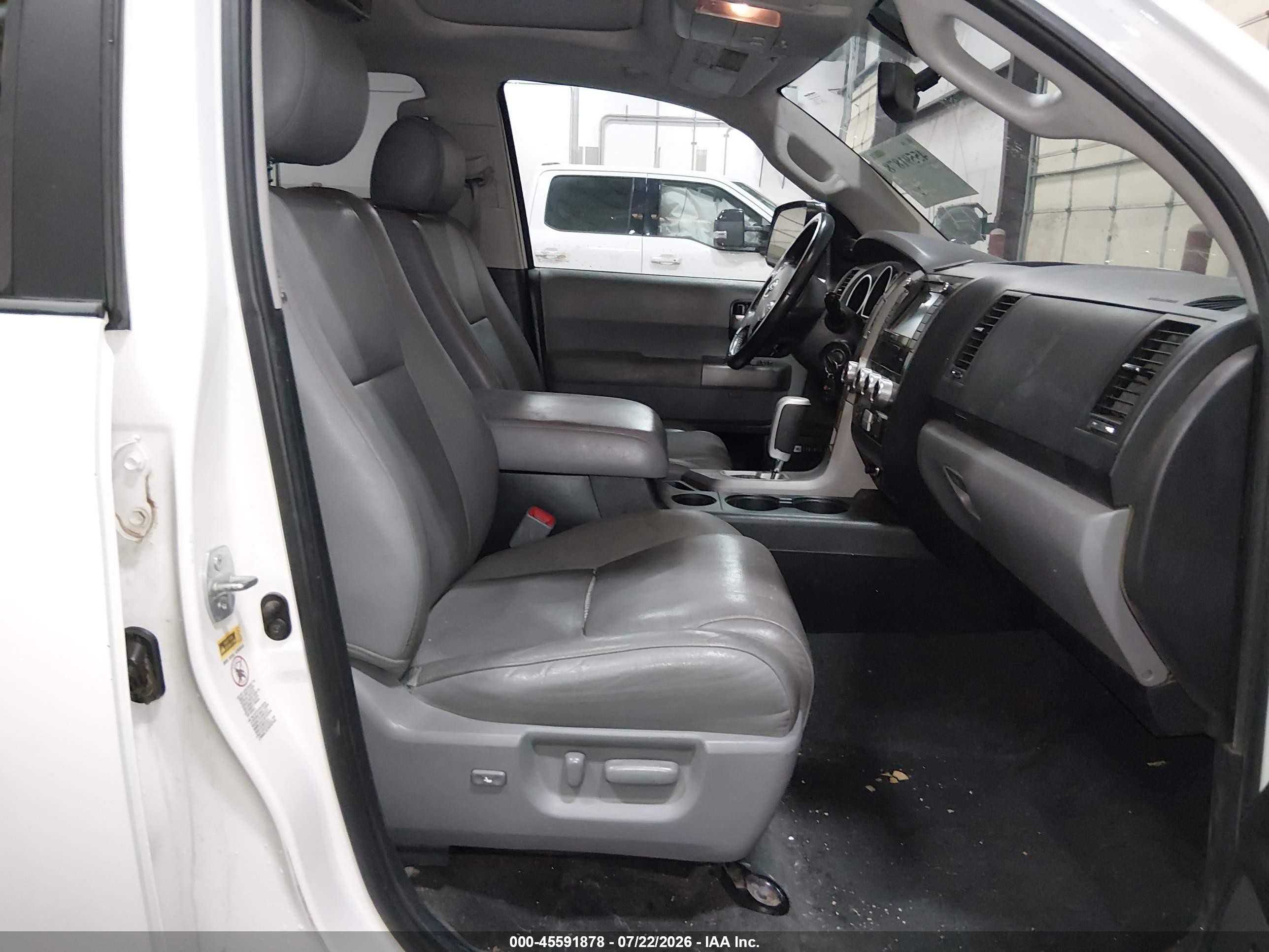 2012 Toyota Sequoia Limited 5.7l V8 White vin: 5TDJY5G15CS065727