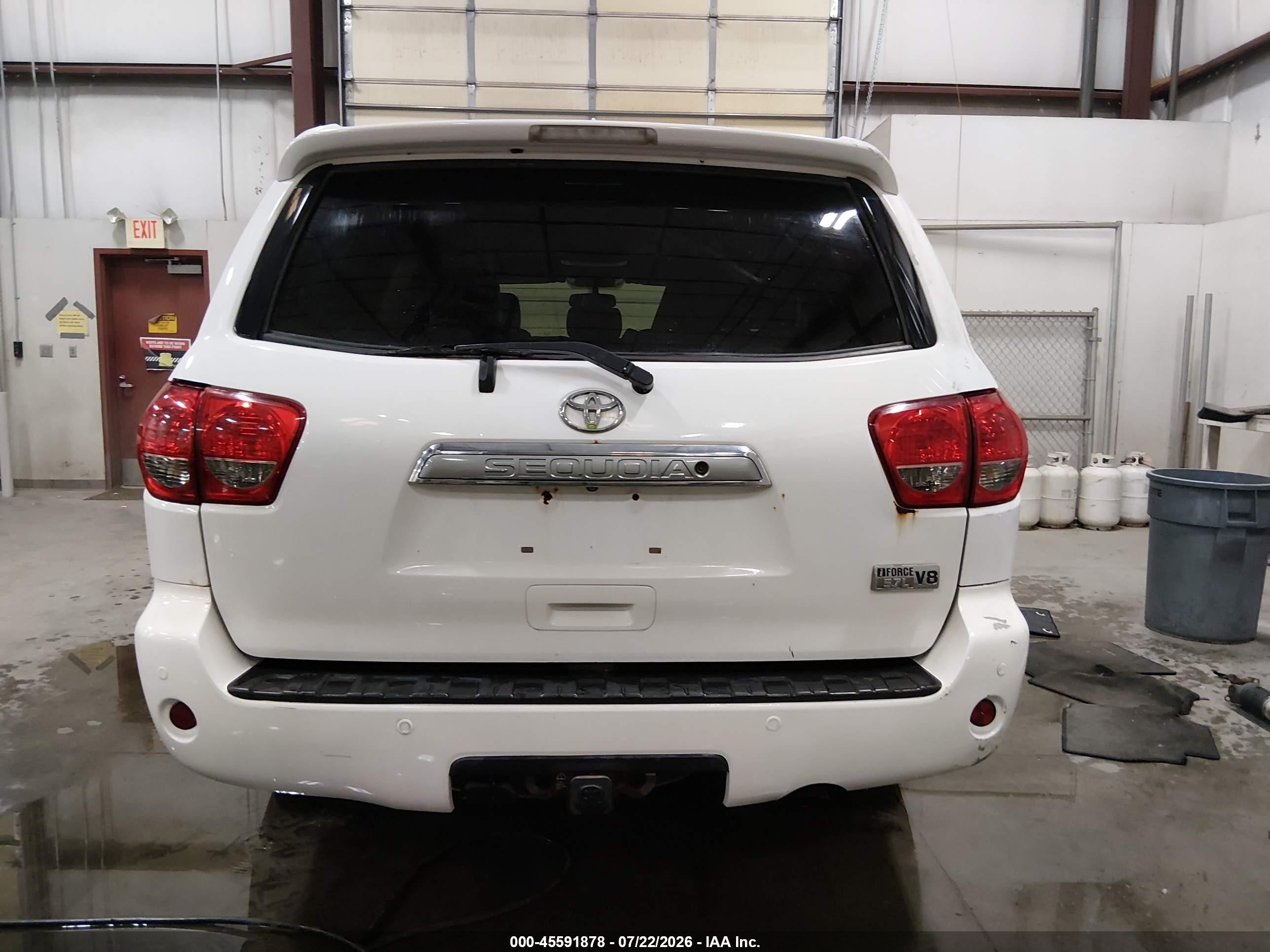 2012 Toyota Sequoia Limited 5.7l V8 White vin: 5TDJY5G15CS065727