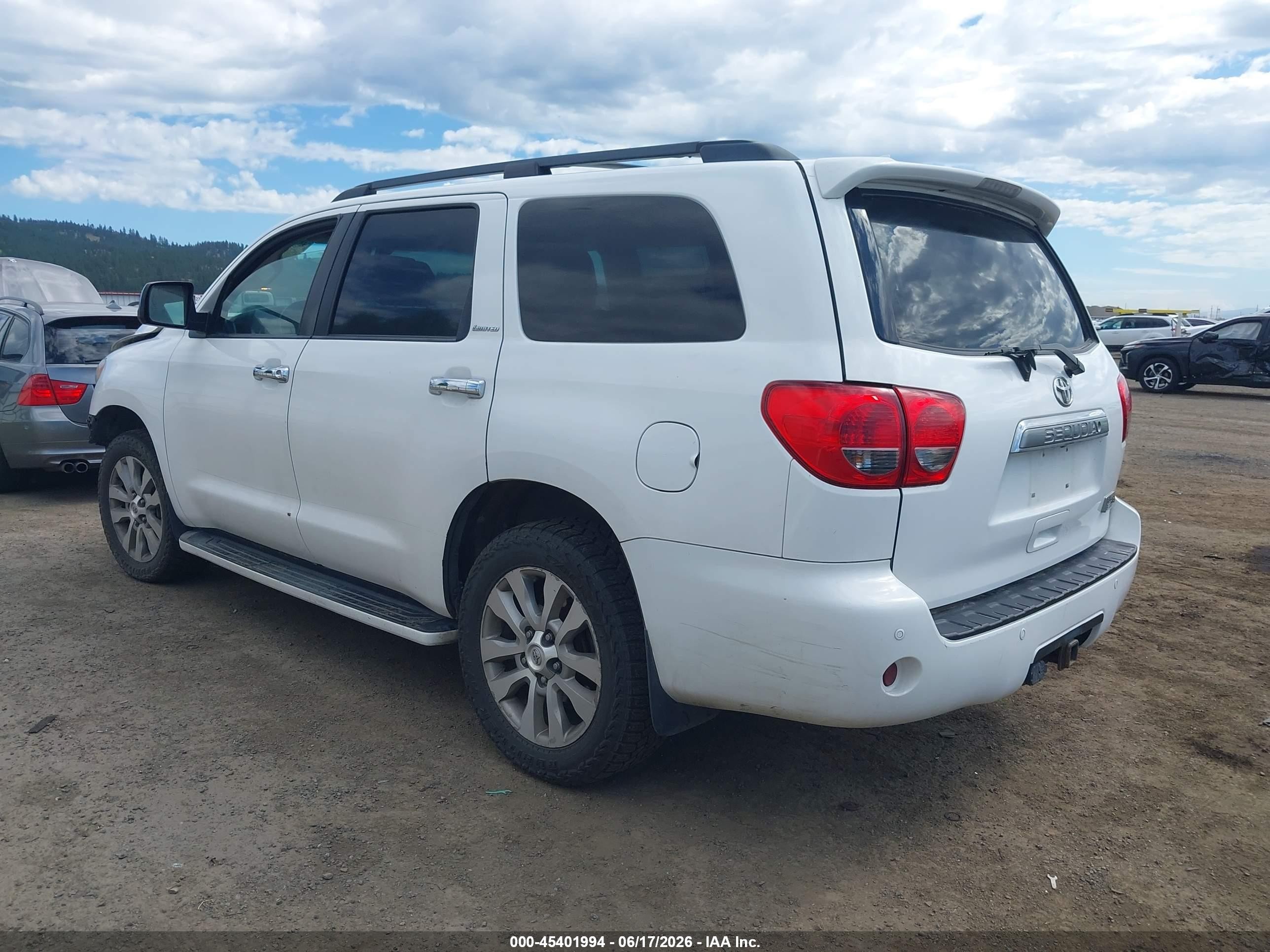 2013 Toyota Sequoia Limited 5.7l V8 White vin: 5TDJY5G16DS077337