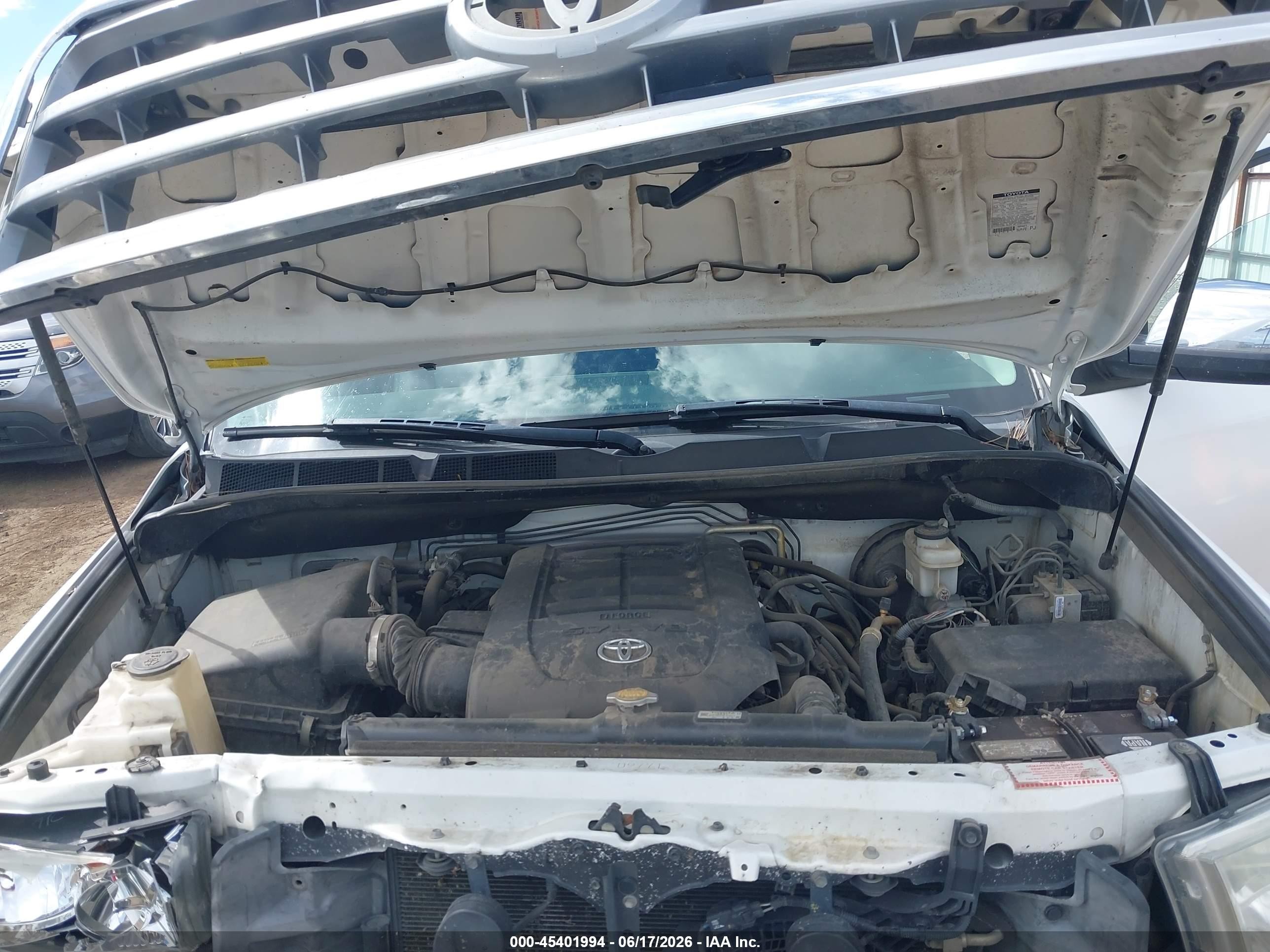 2013 Toyota Sequoia Limited 5.7l V8 White vin: 5TDJY5G16DS077337