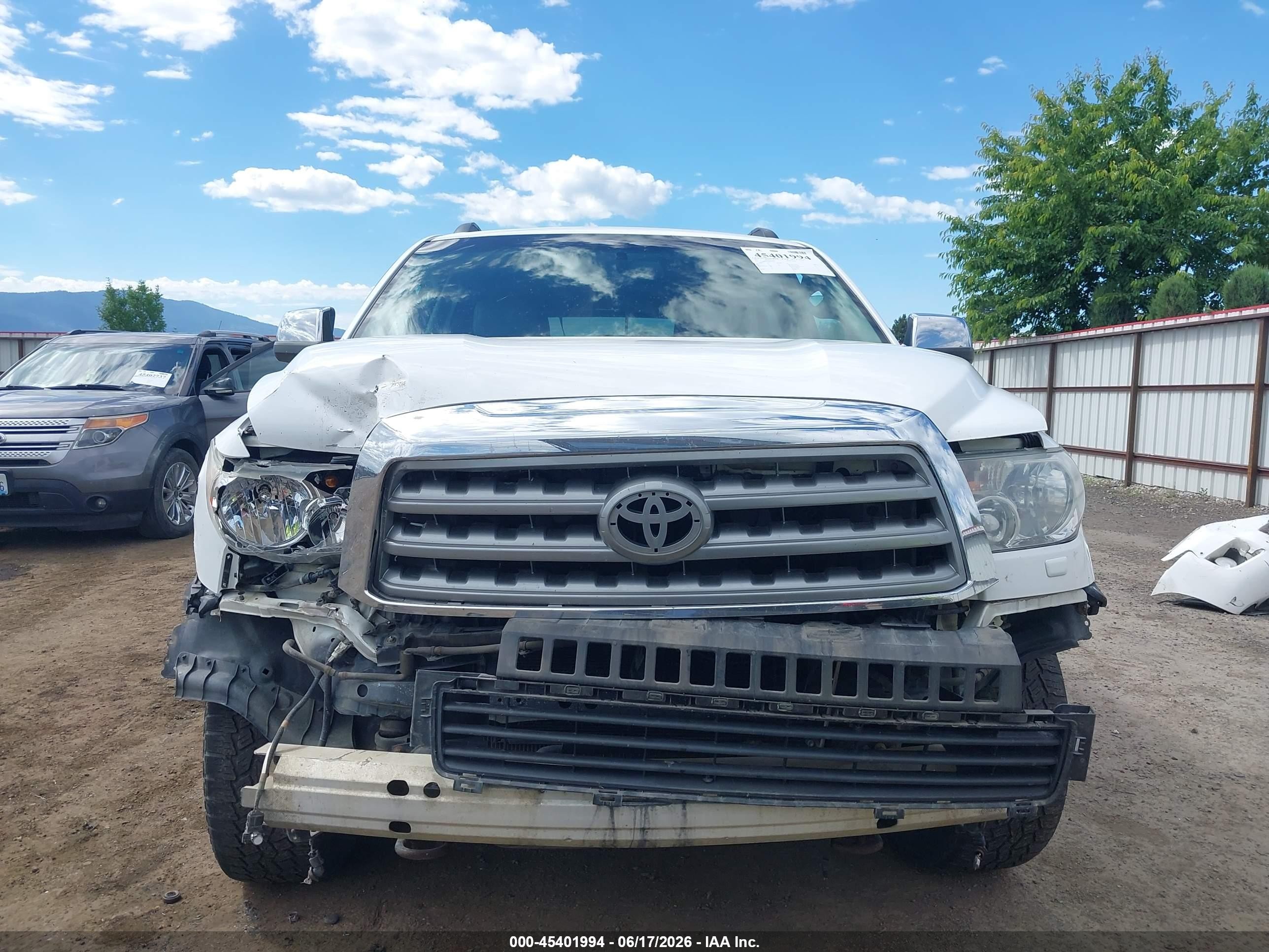 2013 Toyota Sequoia Limited 5.7l V8 White vin: 5TDJY5G16DS077337