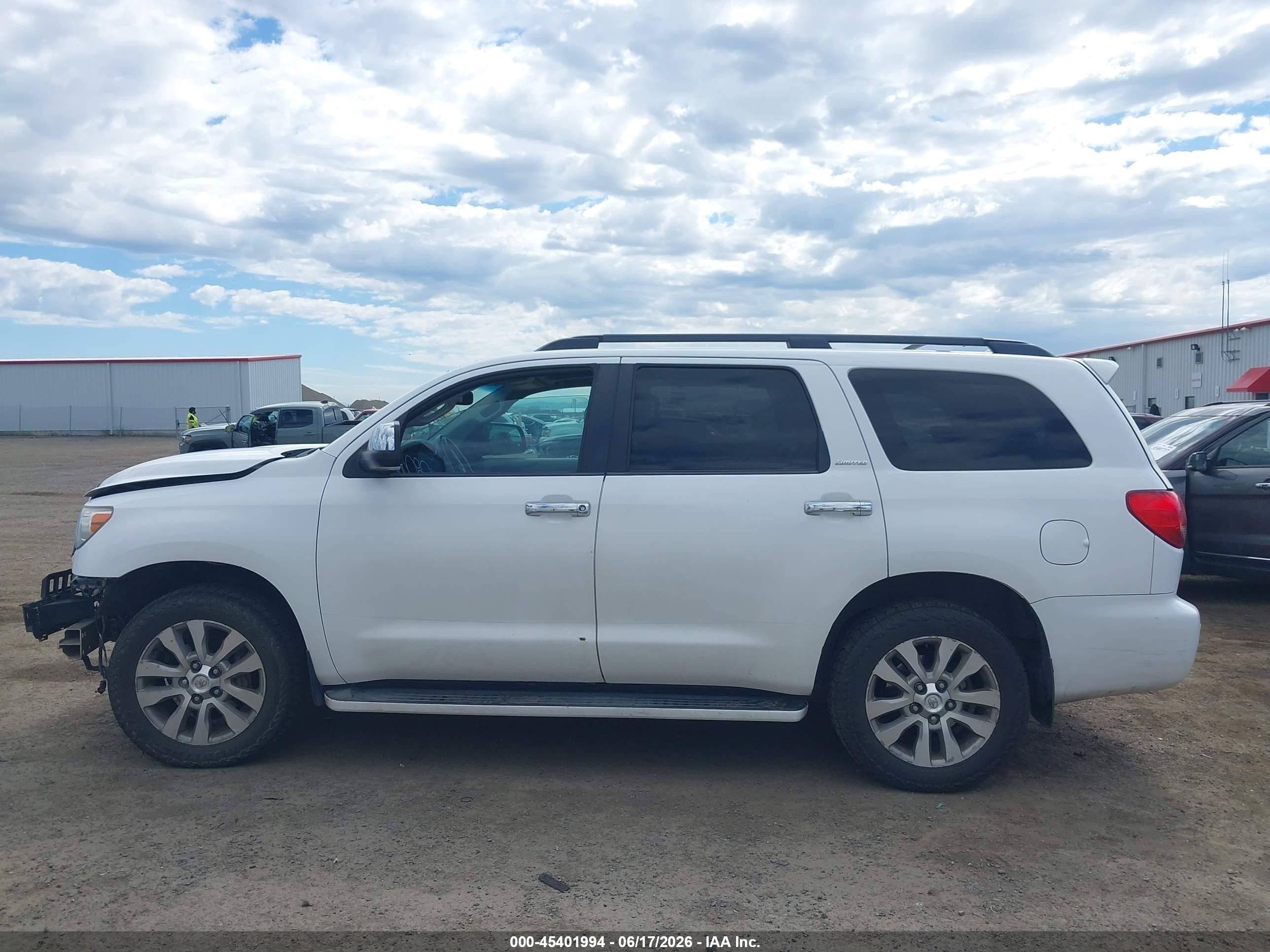 2013 Toyota Sequoia Limited 5.7l V8 White vin: 5TDJY5G16DS077337