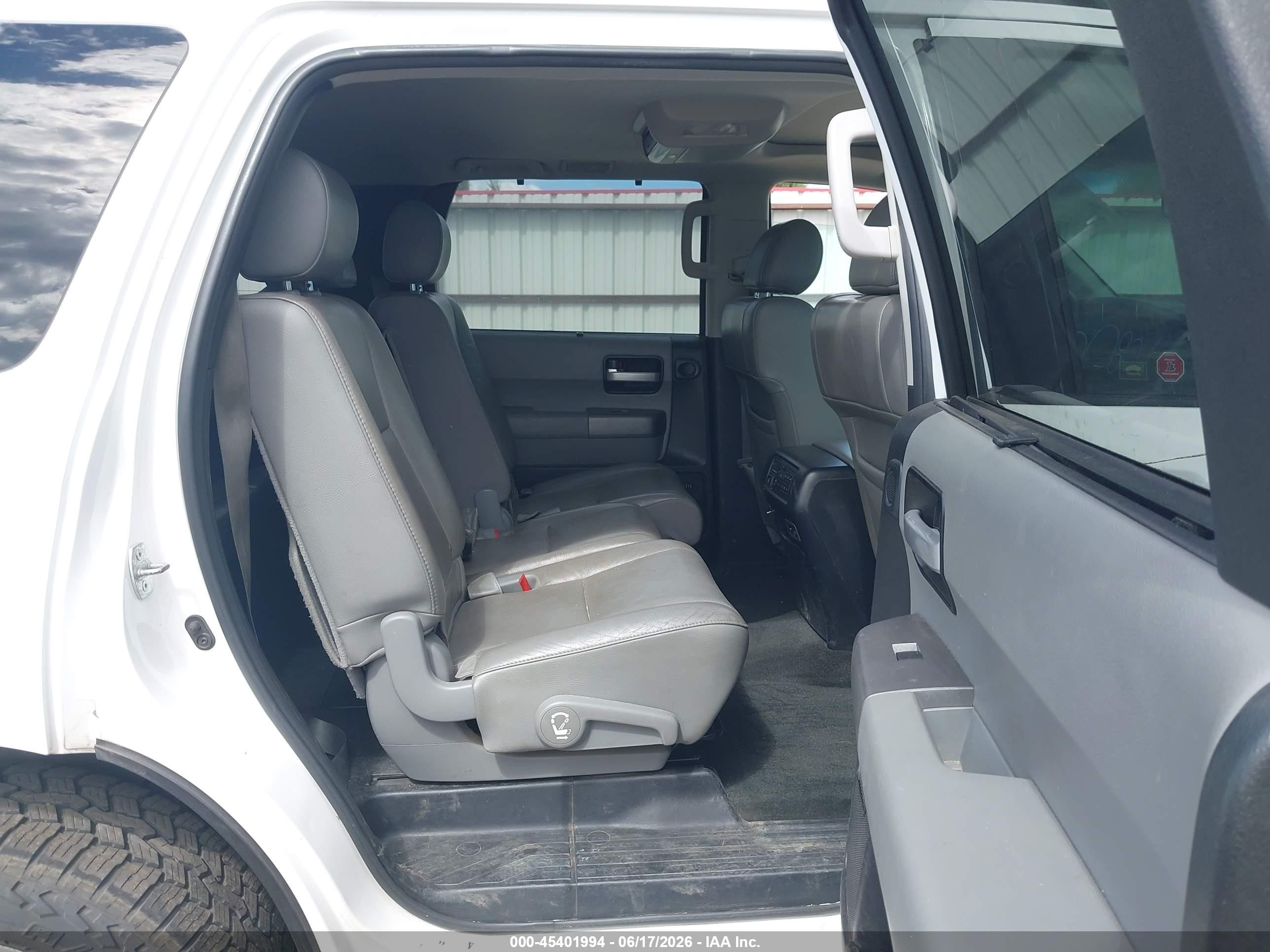 2013 Toyota Sequoia Limited 5.7l V8 White vin: 5TDJY5G16DS077337