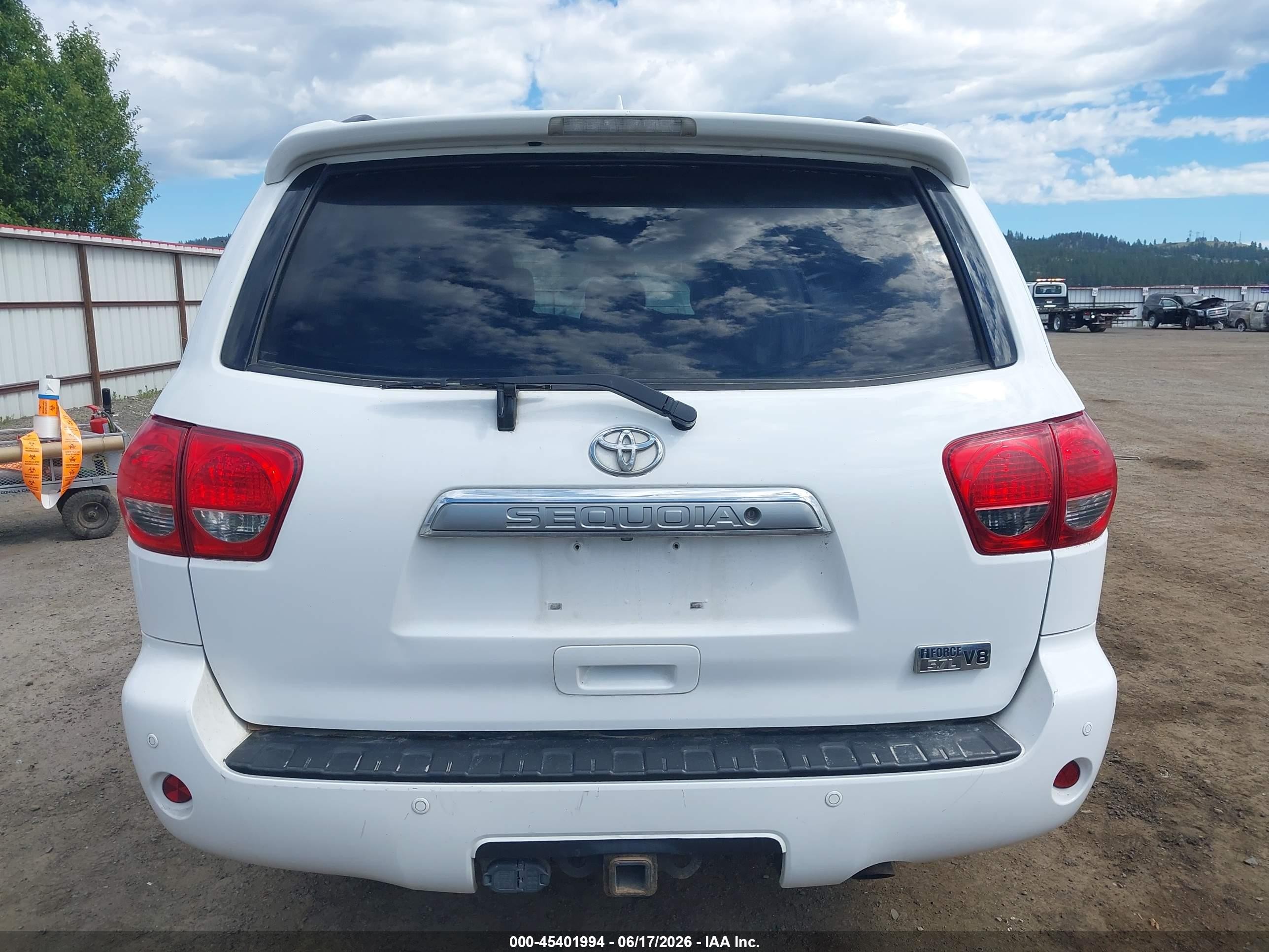 2013 Toyota Sequoia Limited 5.7l V8 White vin: 5TDJY5G16DS077337