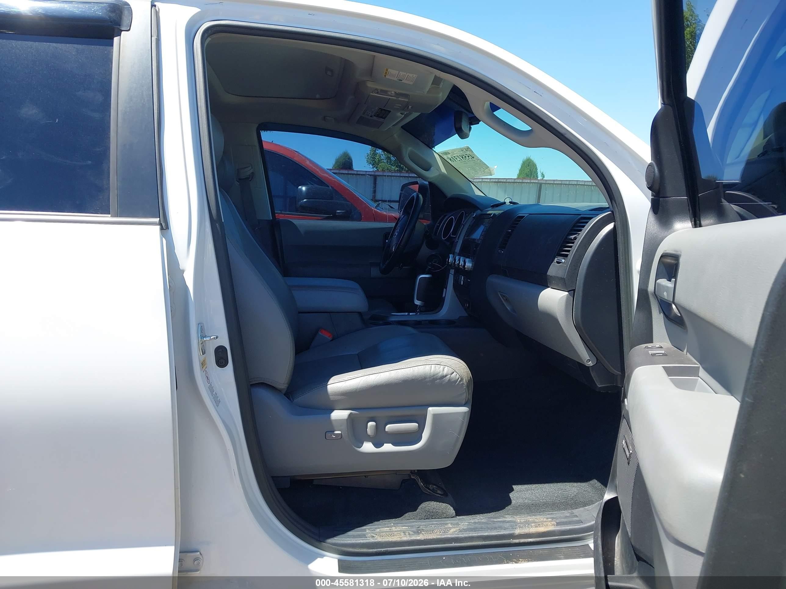 2012 Toyota Sequoia Limited 5.7l V8 Белый vin: 5TDJY5G17CS066281
