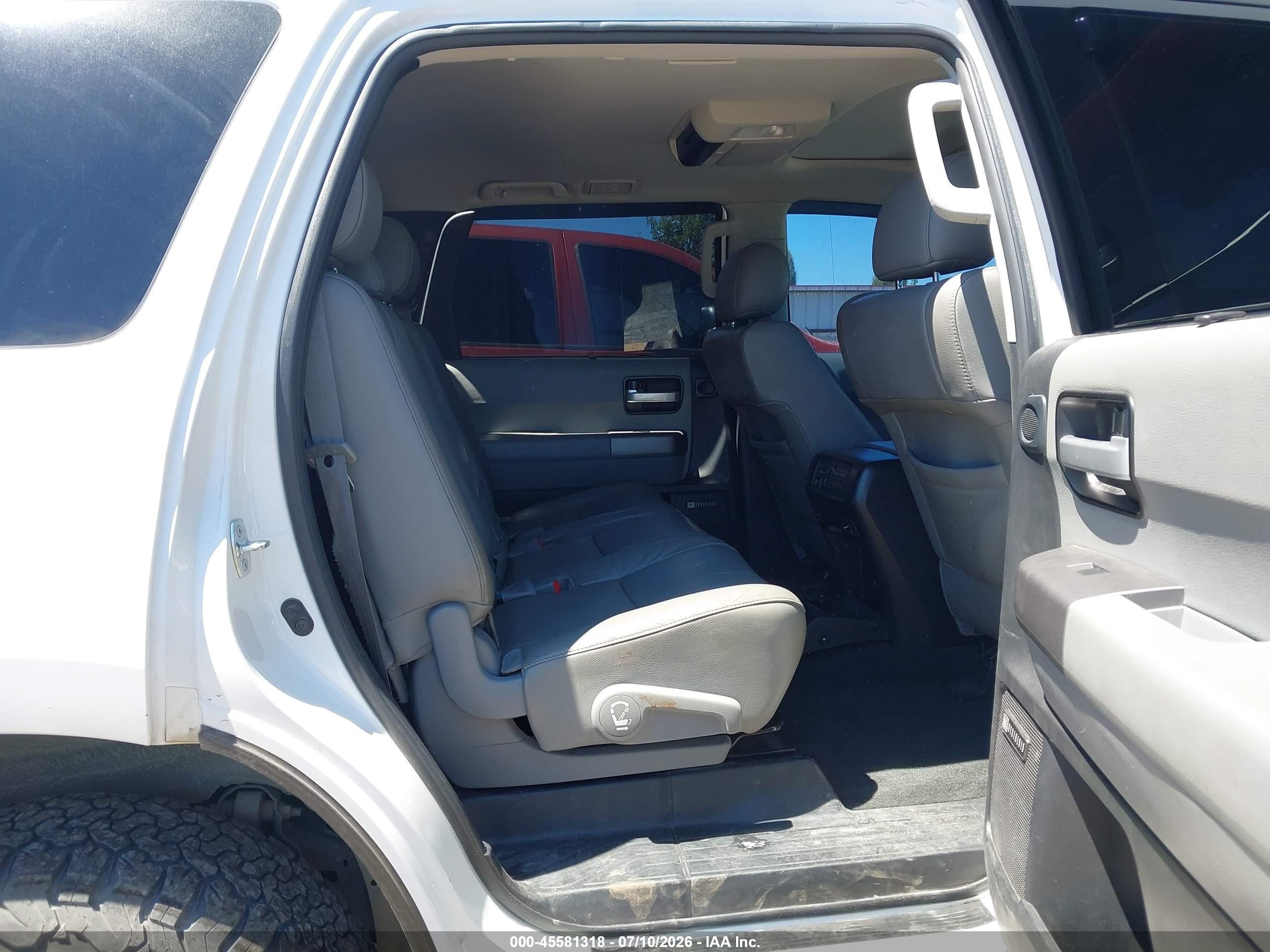 2012 Toyota Sequoia Limited 5.7l V8 Белый vin: 5TDJY5G17CS066281
