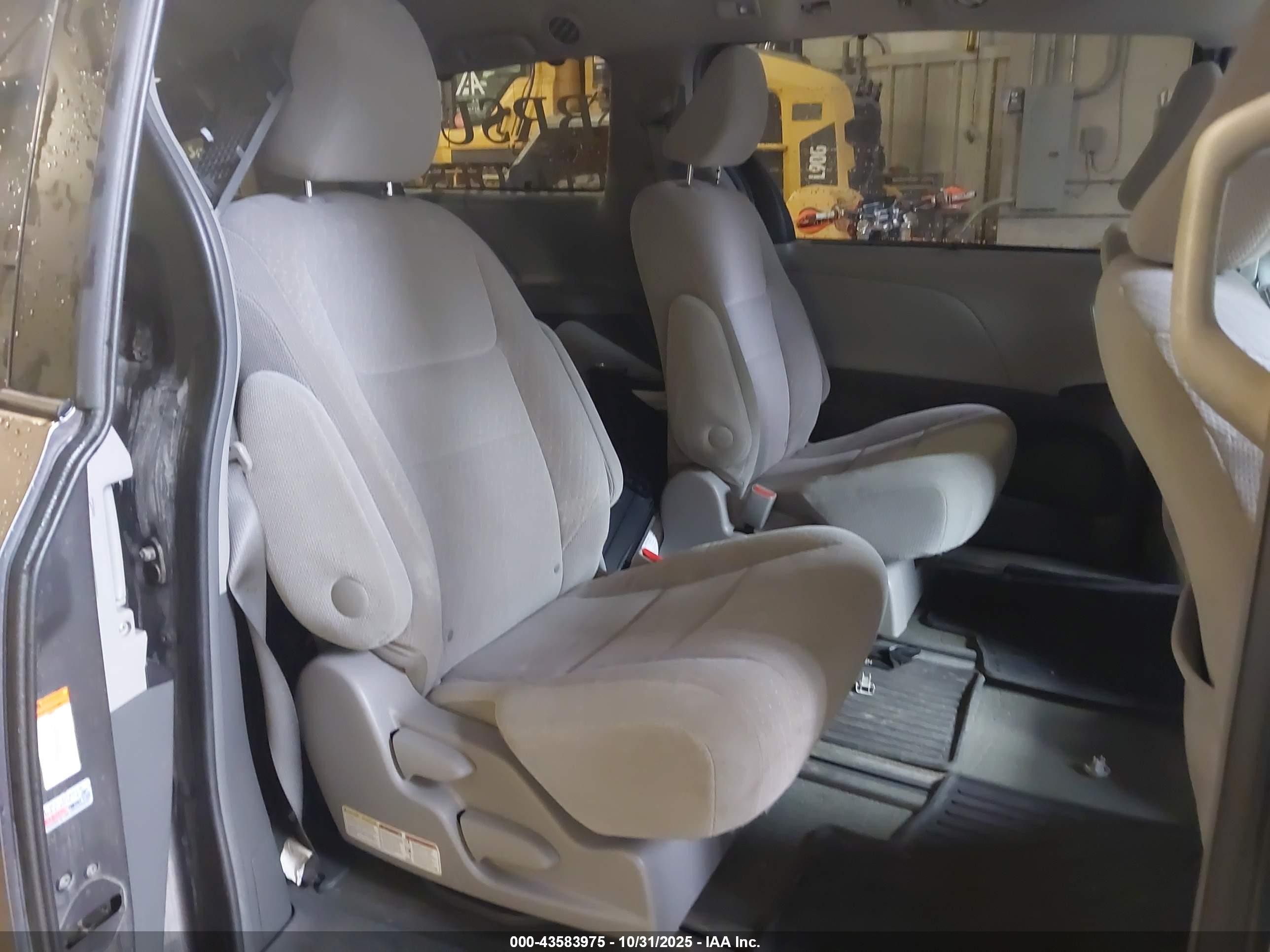 2017 Toyota Sienna Le 7 Passenger Gray vin: 5TDJZ3DC0HS164597