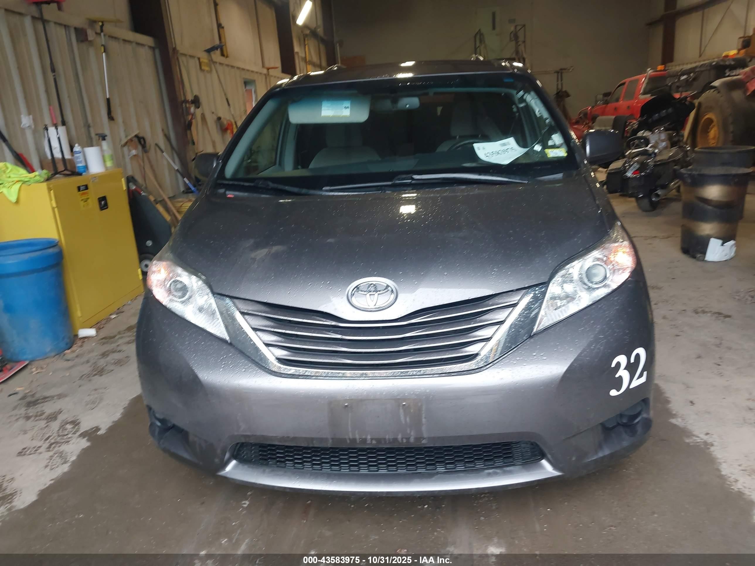 2017 Toyota Sienna Le 7 Passenger Gray vin: 5TDJZ3DC0HS164597