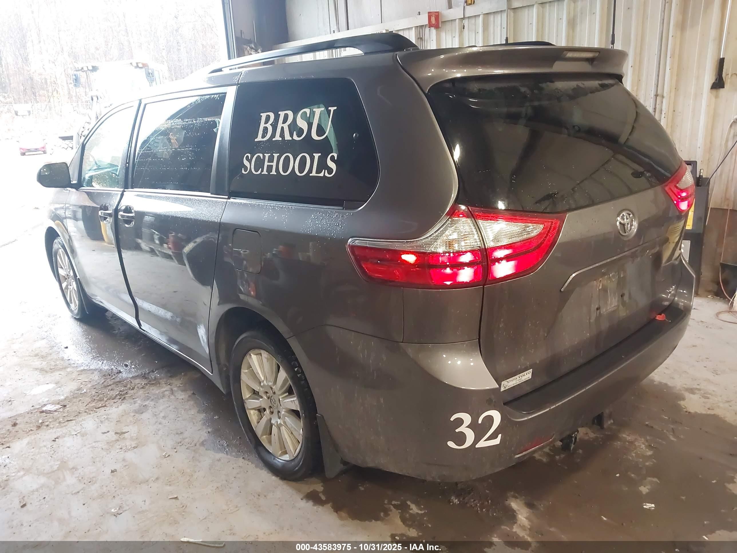 2017 Toyota Sienna Le 7 Passenger Gray vin: 5TDJZ3DC0HS164597